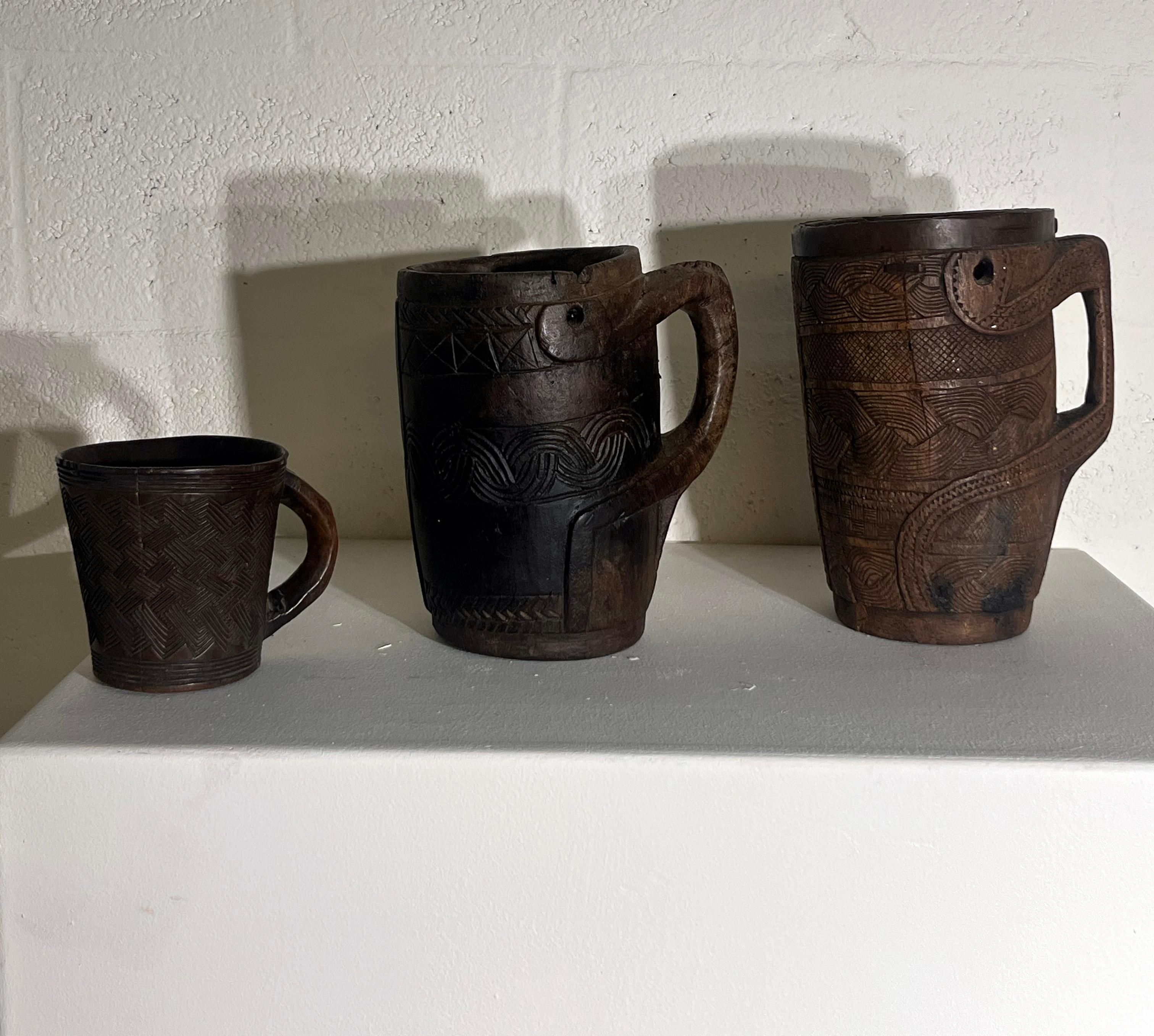 Un ensemble rare et authentique de trois récipients en bois sculpté du Tibet, datant du 19e siècle.

Chaque récipient est sculpté individuellement dans un seul bloc de bois et orné de motifs géométriques et entrelacés incisés, typiques de