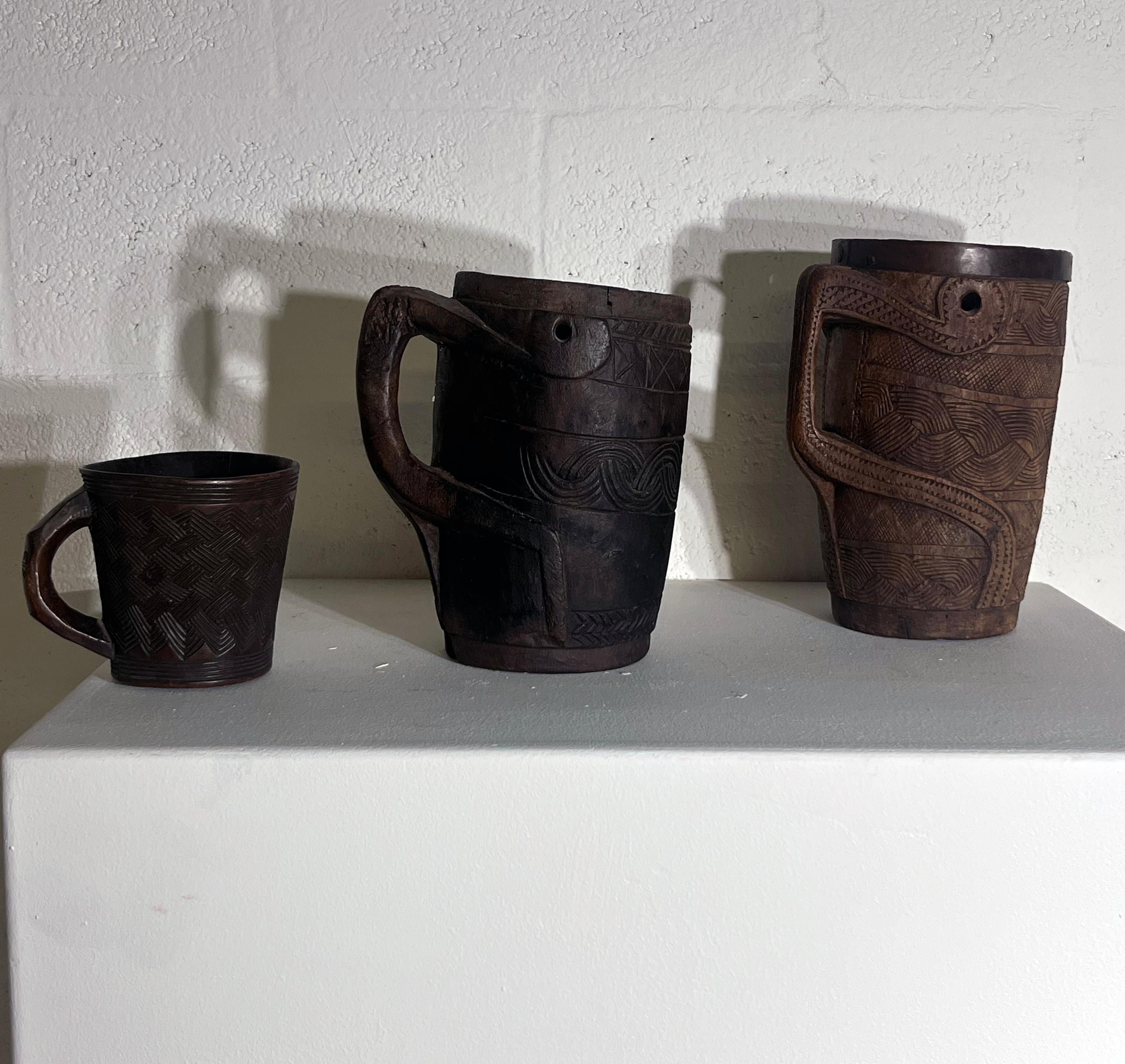 Tribal Ensemble de trois vases tibétains en bois sculpté, 19e siècle en vente