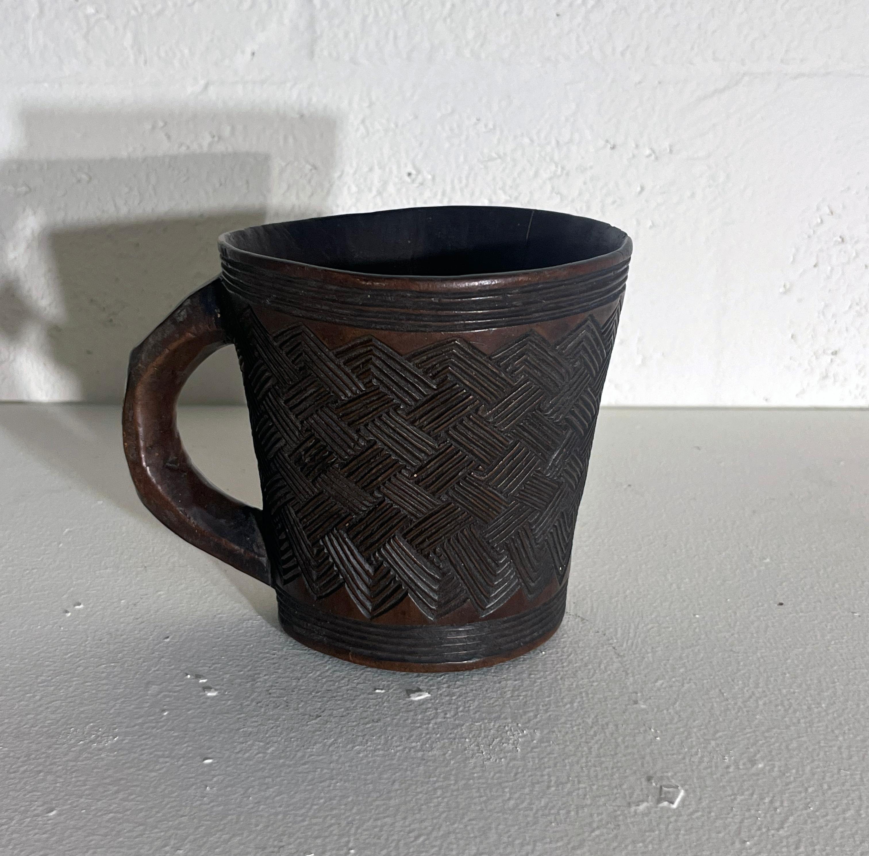 Tibétain Ensemble de trois vases tibétains en bois sculpté, 19e siècle en vente