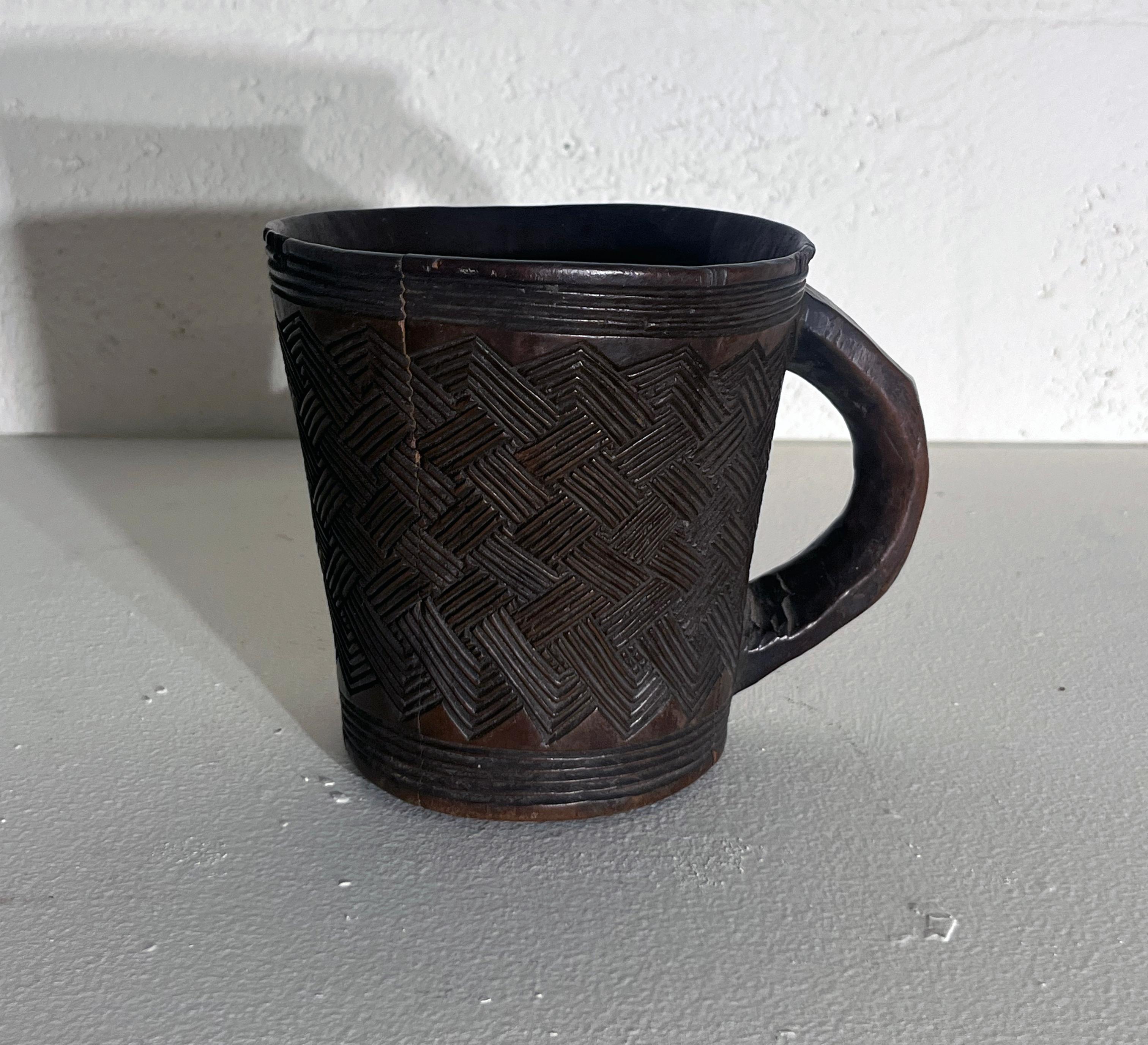 Sculpté à la main Ensemble de trois vases tibétains en bois sculpté, 19e siècle en vente