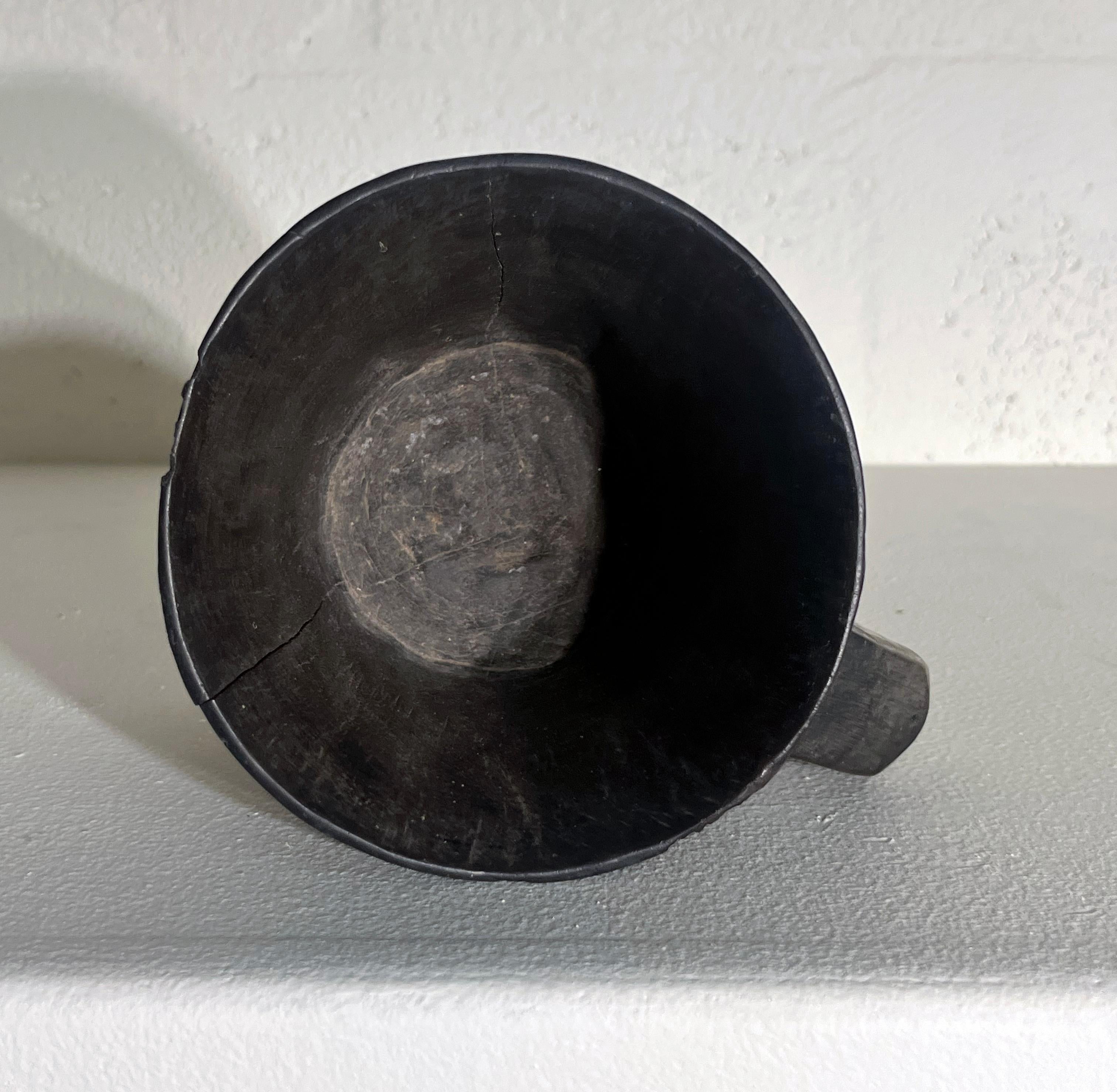 Ensemble de trois vases tibétains en bois sculpté, 19e siècle Bon état - En vente à Miami, FL