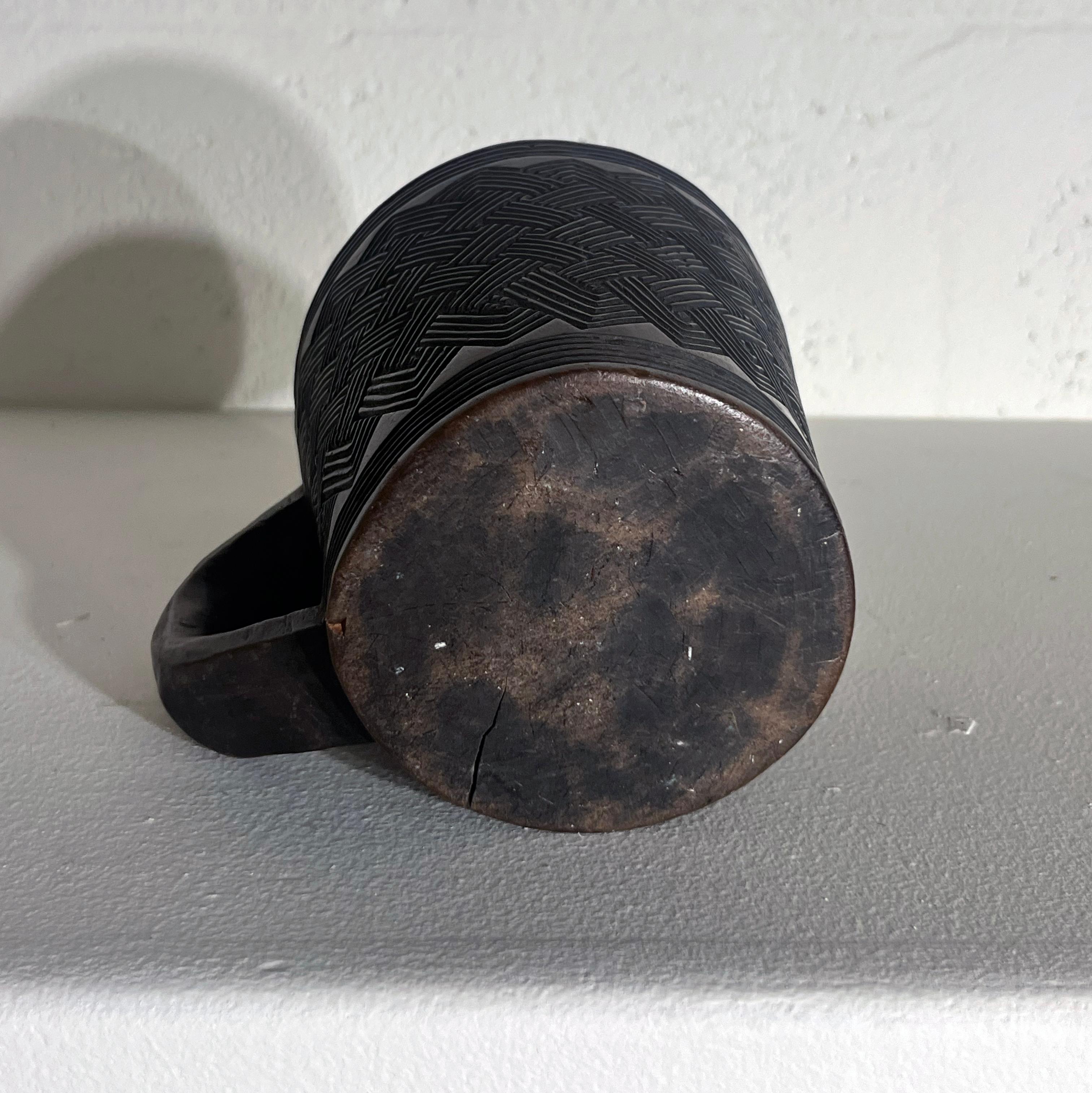 XIXe siècle Ensemble de trois vases tibétains en bois sculpté, 19e siècle en vente