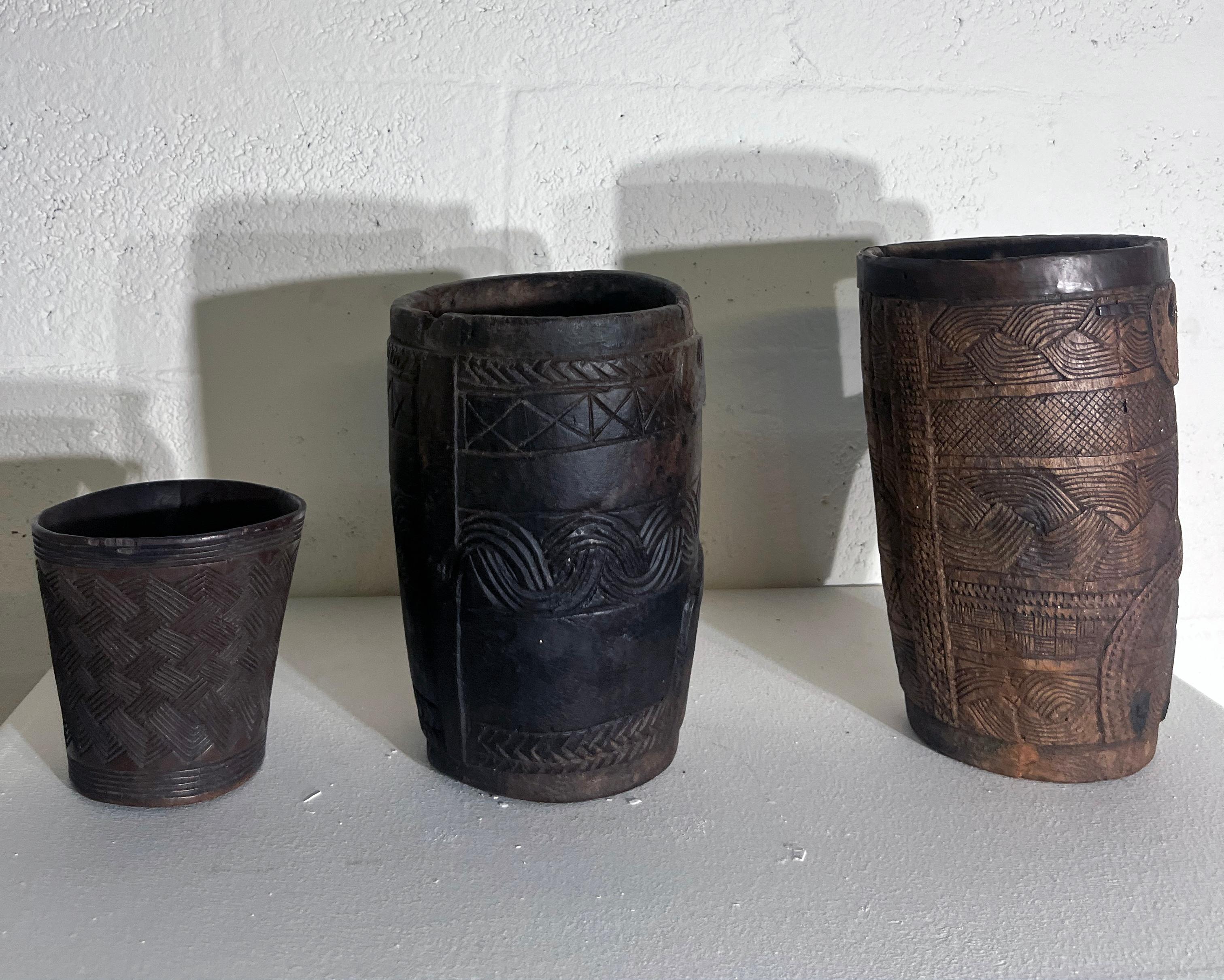 Bois Ensemble de trois vases tibétains en bois sculpté, 19e siècle en vente