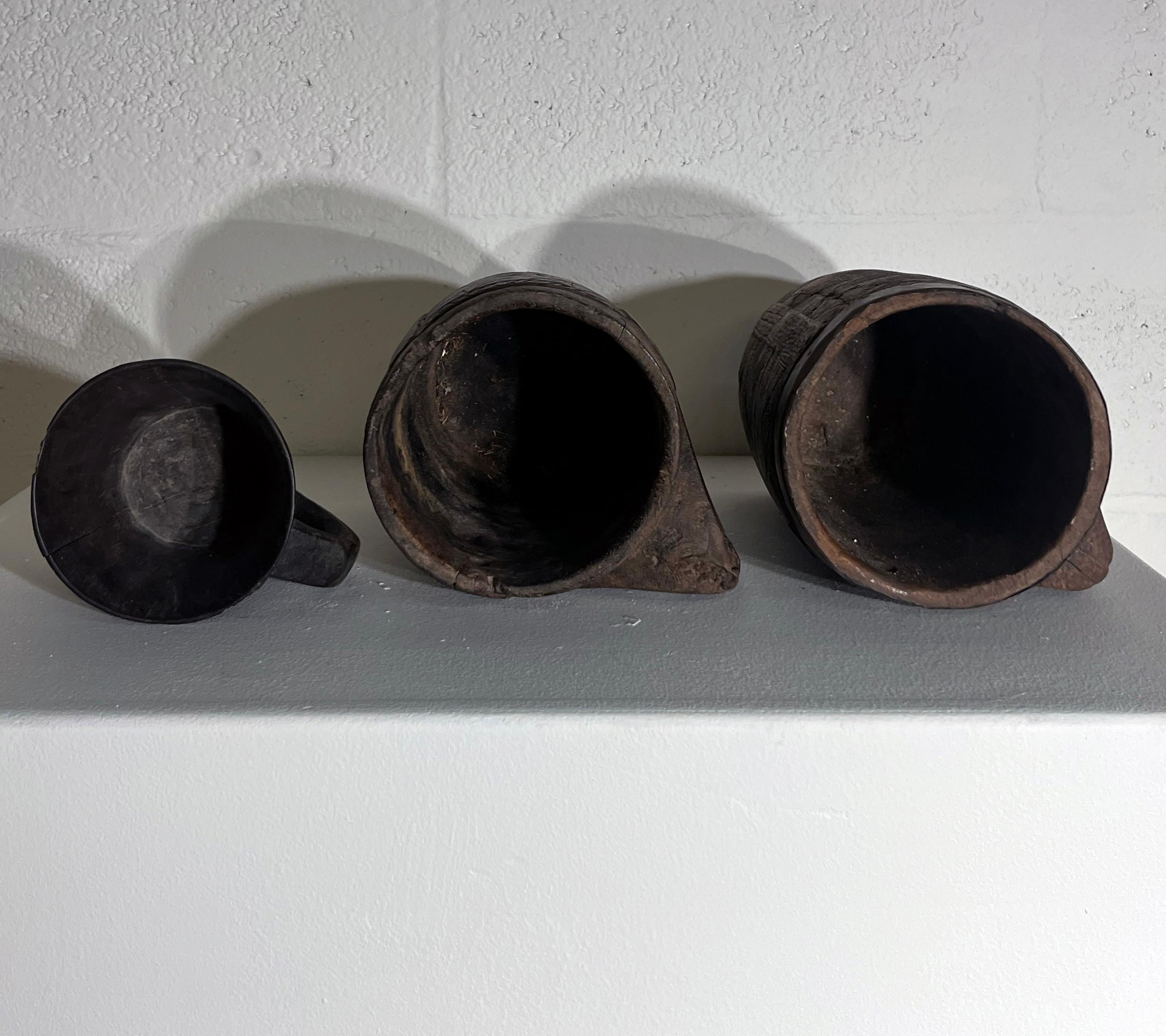 Ensemble de trois vases tibétains en bois sculpté, 19e siècle en vente 1