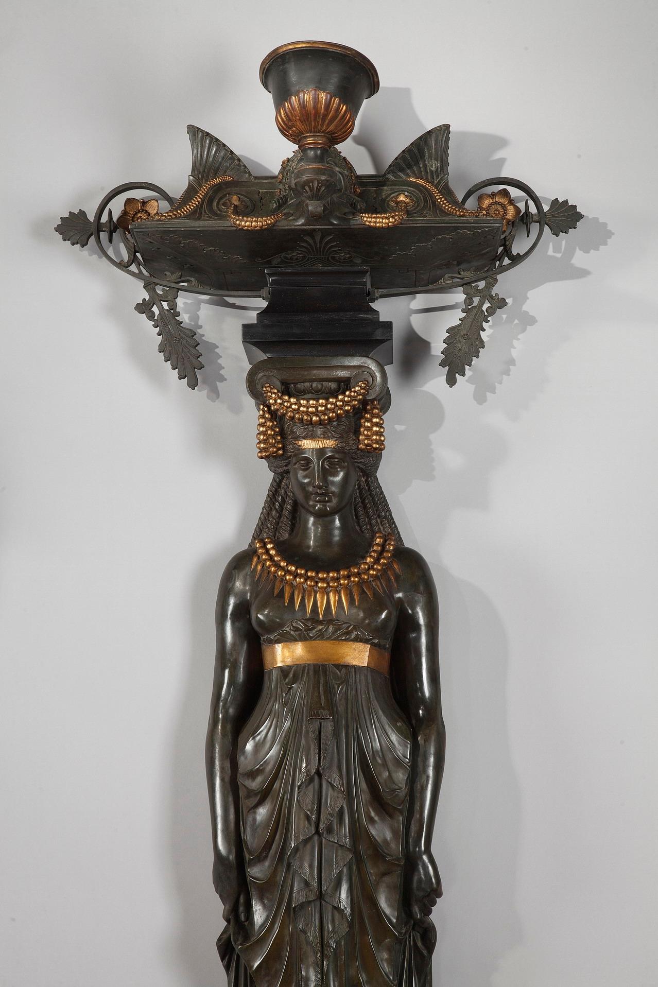 Maße : Größte Karyatide: Höhe 225 cm; Breite 65 cm; Tiefe 40 cm
Zwei kleinere Karyatiden : Höhe 183 cm (72 in.) ; Breite 55 cm (21.6 in.) ; Tiefe : 21 cm (8,3 in.)

Ein hervorragender Satz von drei monumentalen Karyatiden-Pflanzgefäßen aus schwarzem