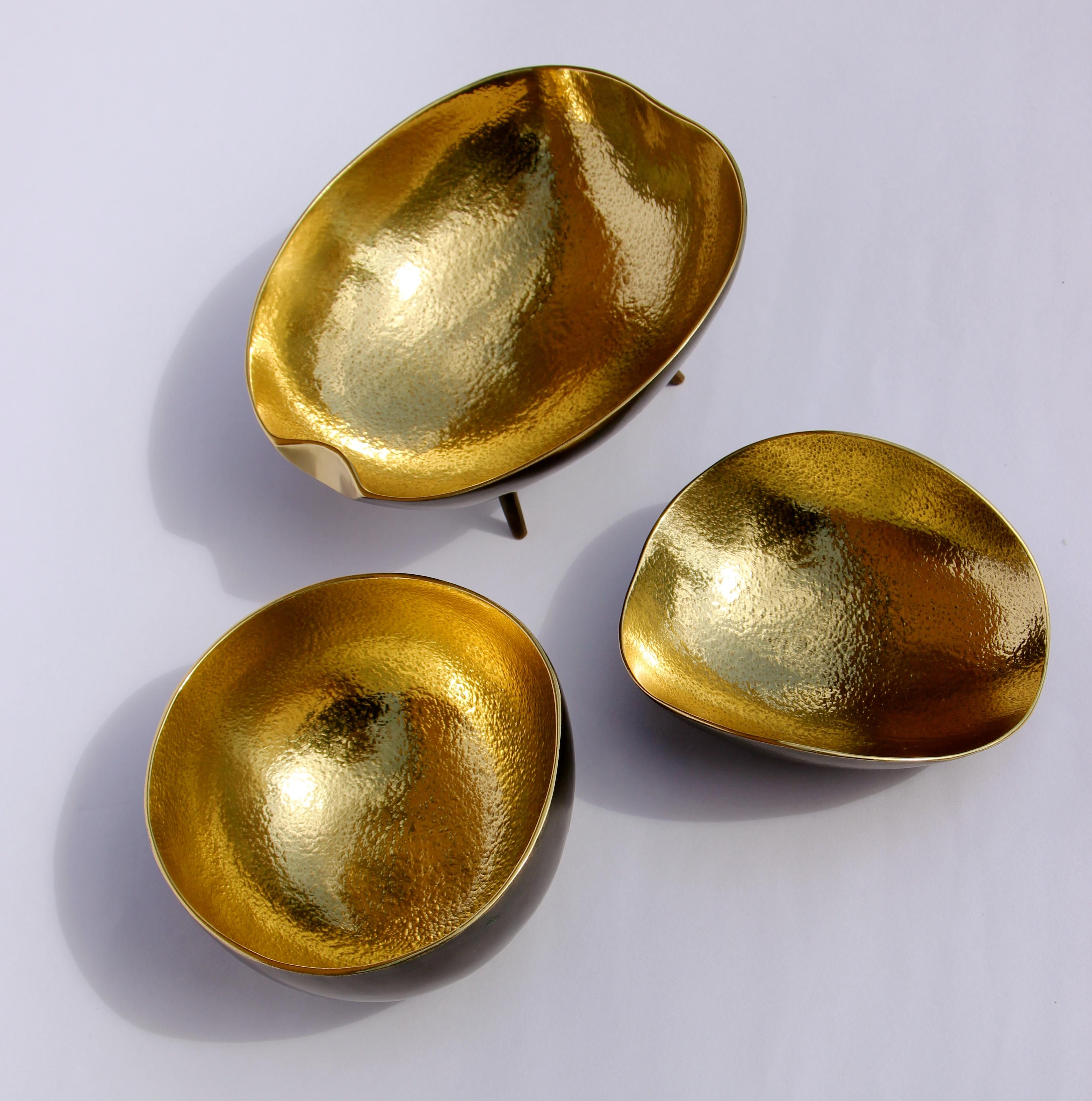 Patinated Set of Three Cast Brass Textured Bowls with Bronze Patina, Vide-poches For Sale