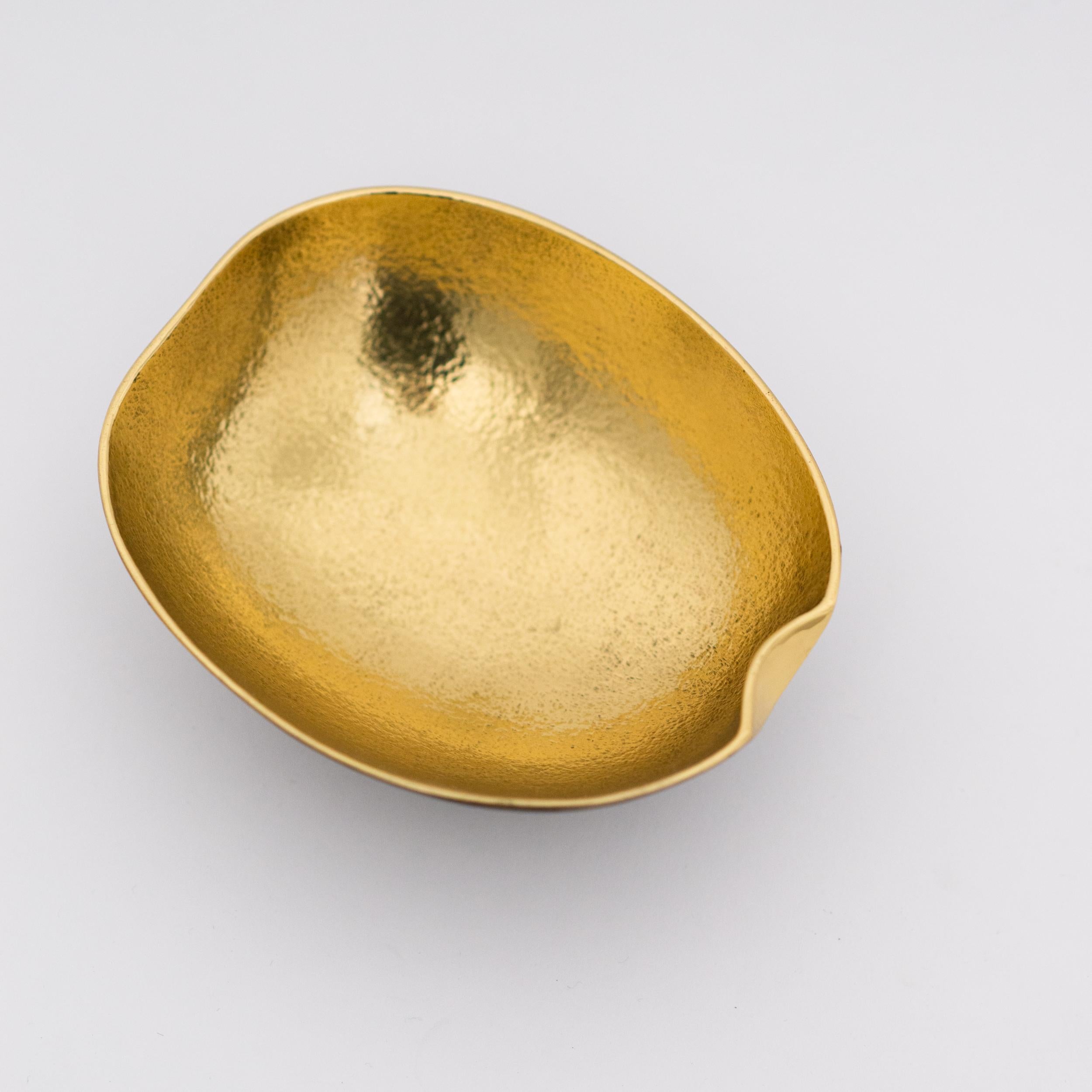 Contemporary Set of Three Cast Brass Textured Bowls with Bronze Patina, Vide-poches For Sale