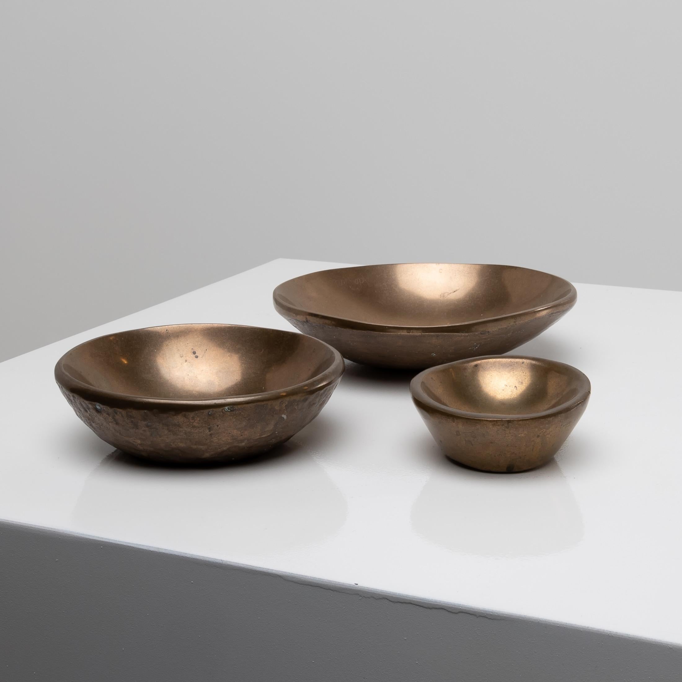 About this set of three cast solid bronze trinket bowls by Ado Chale
Very nice set of three bowls or trinket bowls in cast bronze.
Of different sizes, the three bowls form a very elegant set, the underside of each covered with self-adhesive