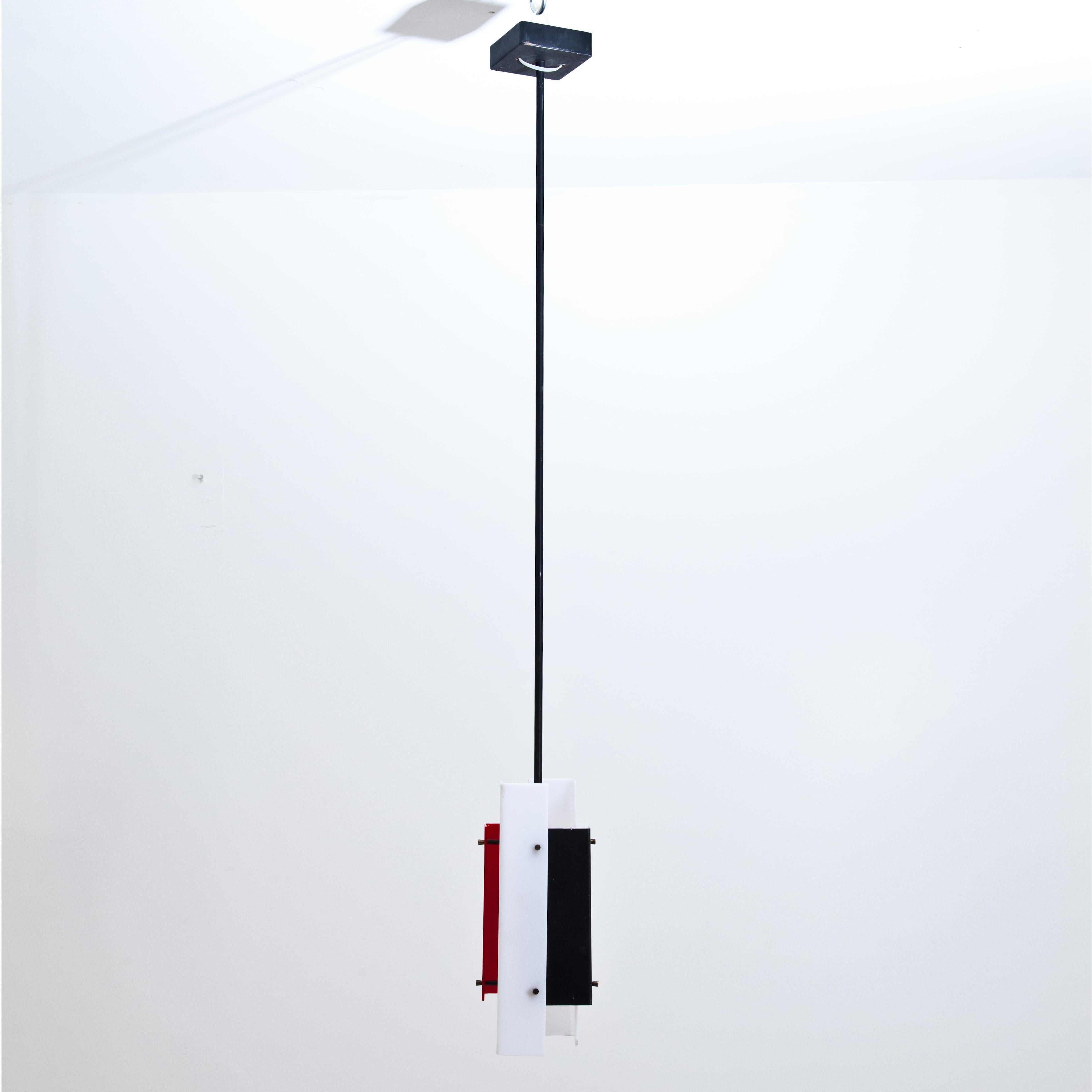 Ensemble de trois plafonniers 315 par Jean Boris Lacroix pour Luminalite. Lampe suspendue avec une tige en métal noir composée d'abat-jours rectangulaires en acrylique blanc, rouge et noir. L'ensemble comprend 3 pendentifs. Lit : Clémence & Didier