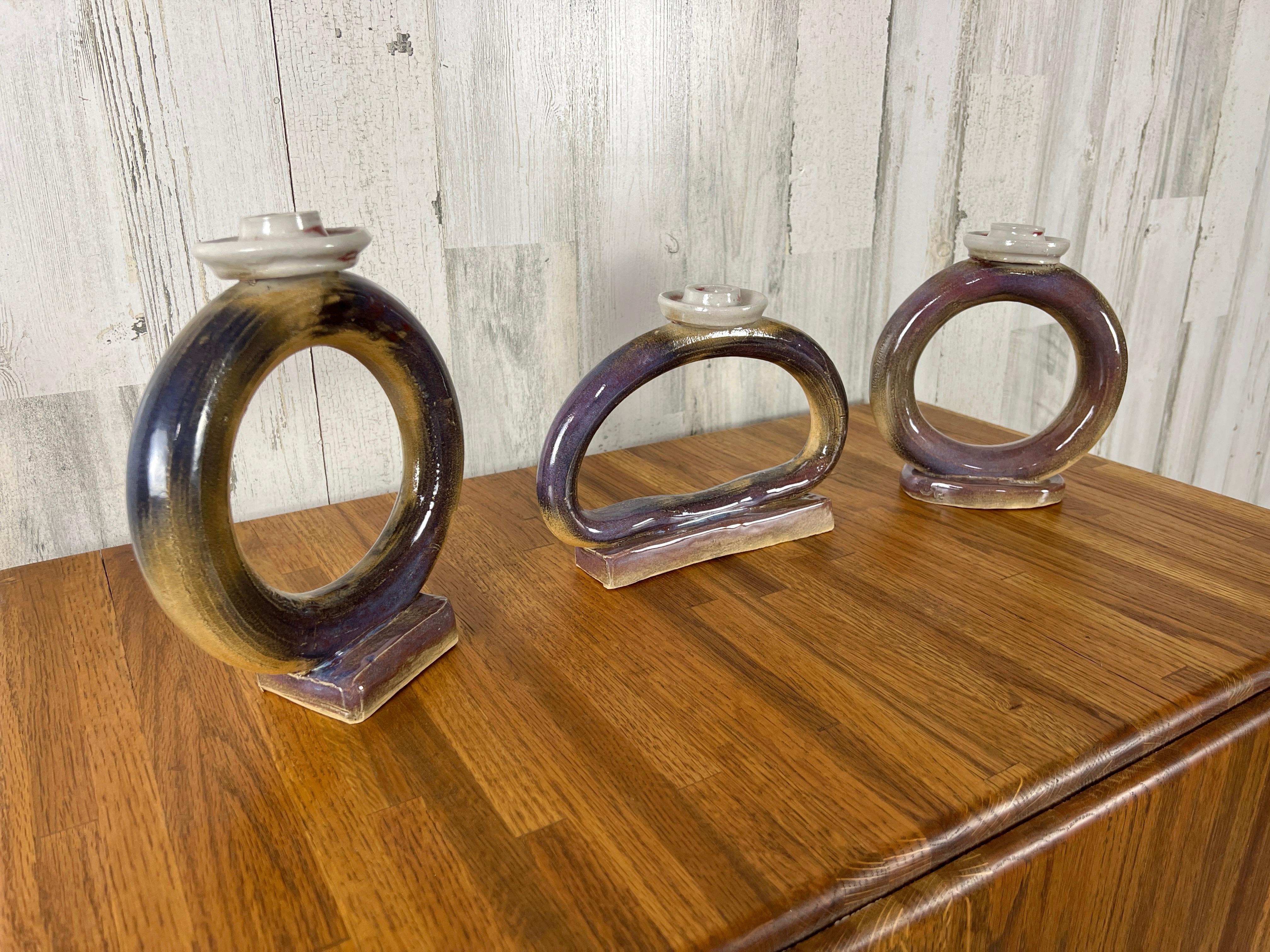 Set von drei Kerzenhaltern aus Keramik  (Postmoderne) im Angebot