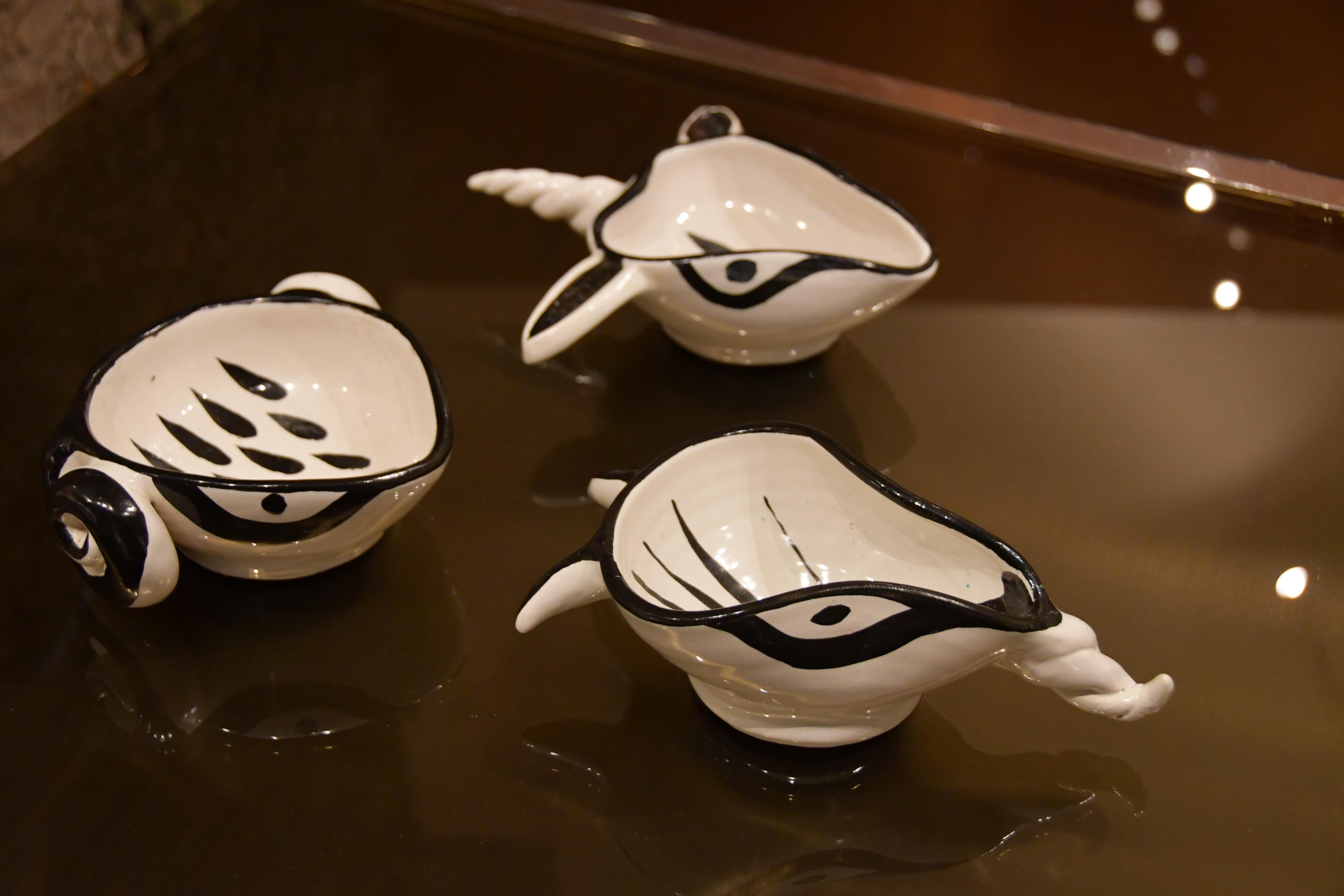 Roger Capron
Lot de trois plateaux fourre-tout en céramique noire et blanche, en forme de bélier, de licorne et de bouquetin.
France, vers 1970
18x15x6,5 cm
21,5x12x7 cm
23x23,5x7 cm