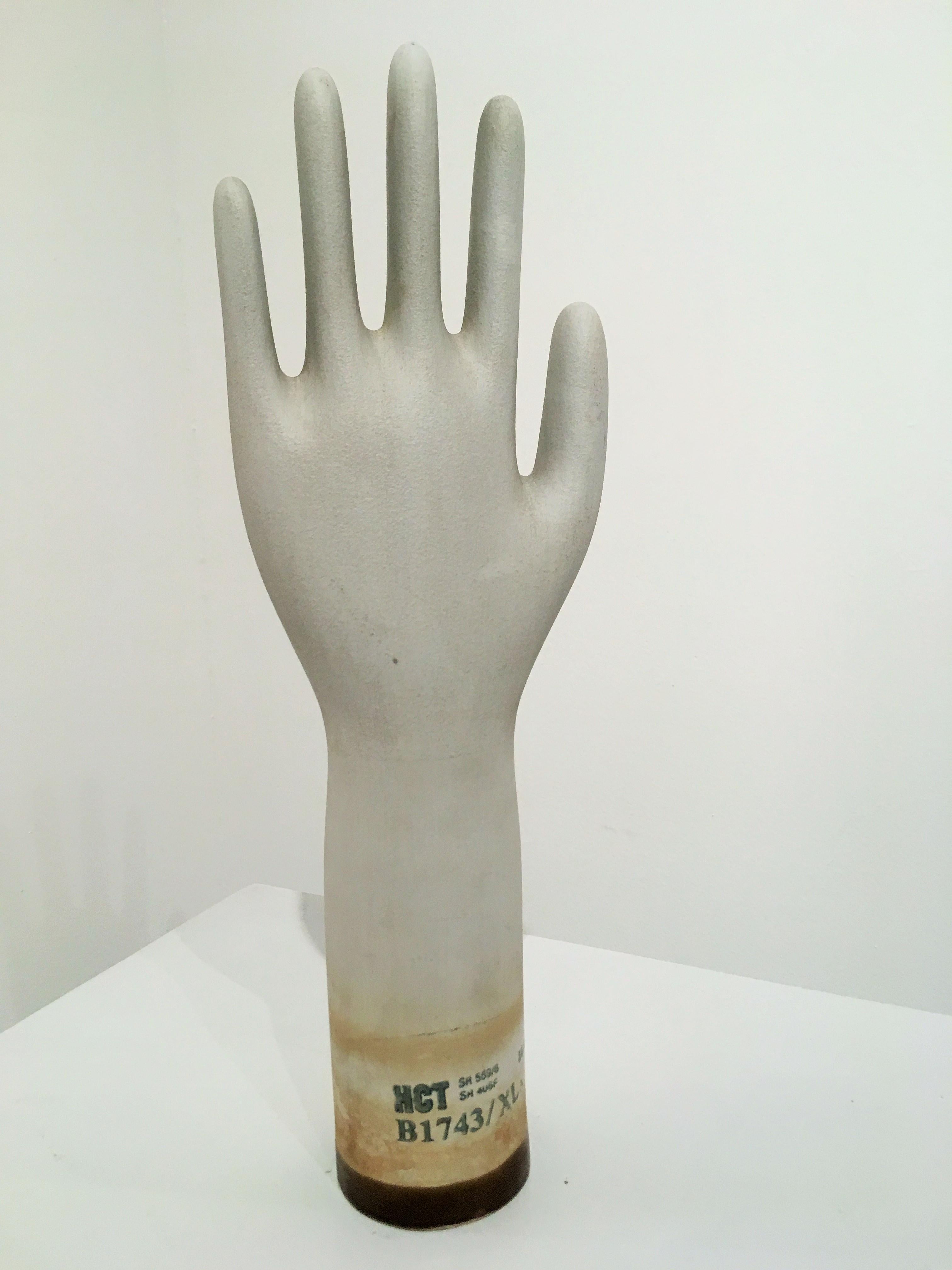 Satz von drei Formen für Industriehandschuhe, die sich hervorragend als Skulpturen eignen. Jeder Handschuh ist beschriftet und datiert: Einer ist mit Januar und die anderen beiden mit August datiert. Die Handschuhe weisen Kratzer auf, die Anzeichen