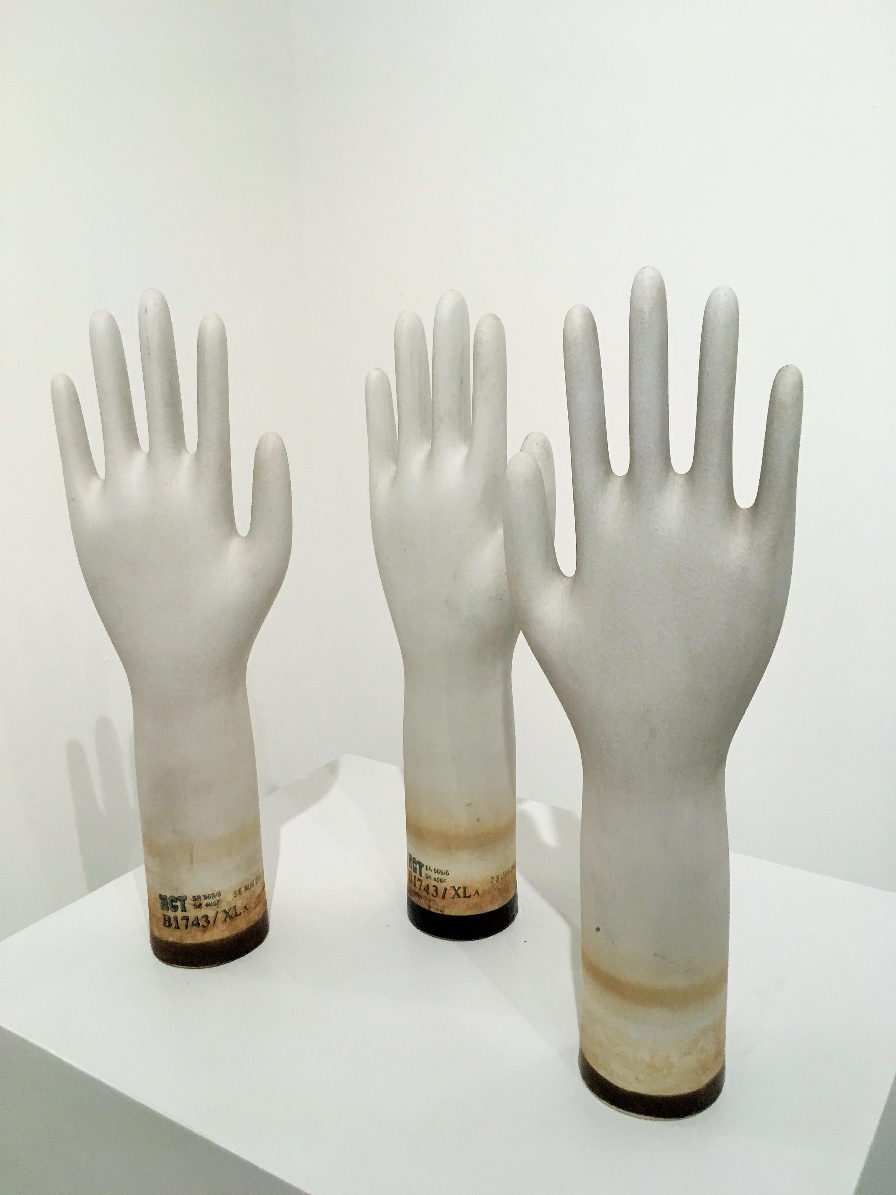 Céramique Ensemble de trois moules à gants en céramique, 2008 en vente