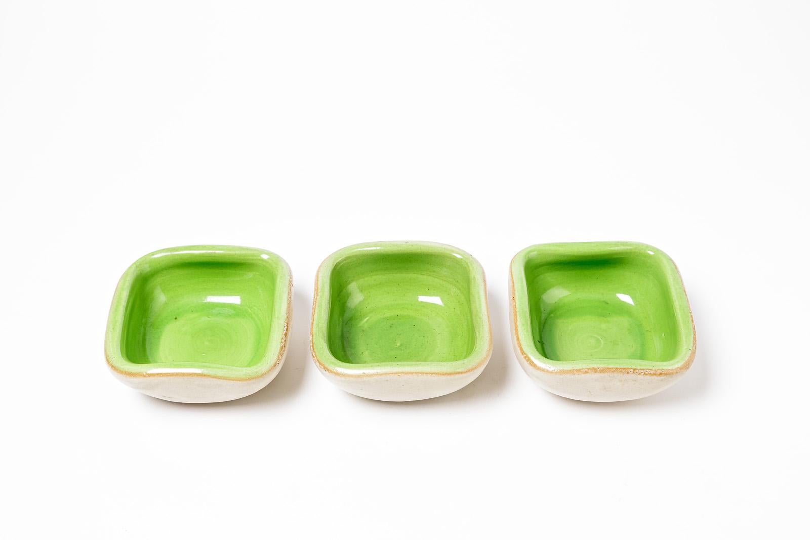 Mid-Century Modern Ensemble de trois tasses à plats en céramique vertes et blanches de Keramos Midcentury Design en vente