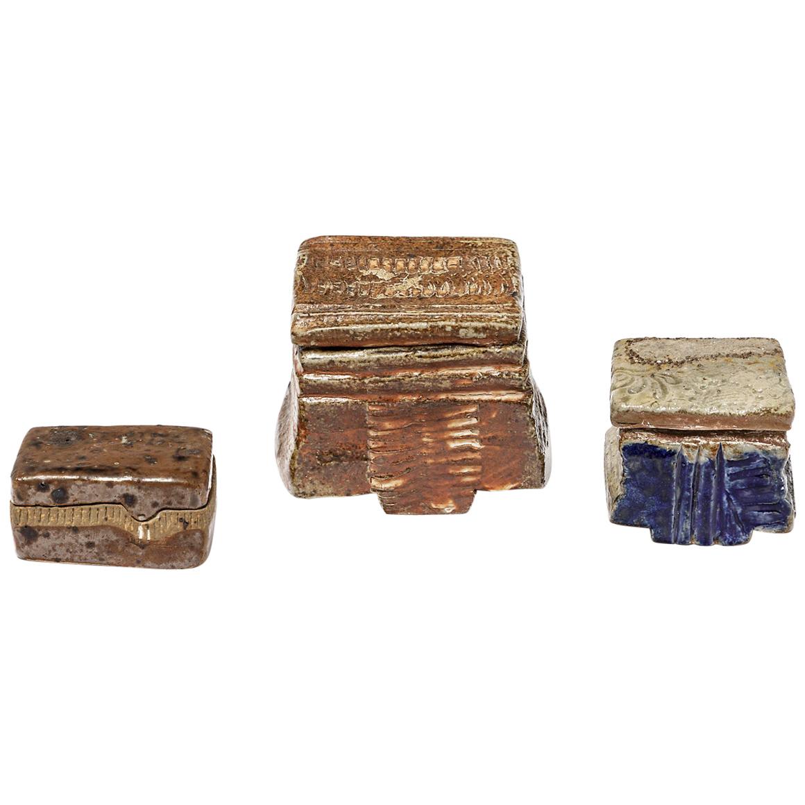 Ensemble de trois boîtes à bijoux en céramique bleues et brunes de Barbara Delfosse 