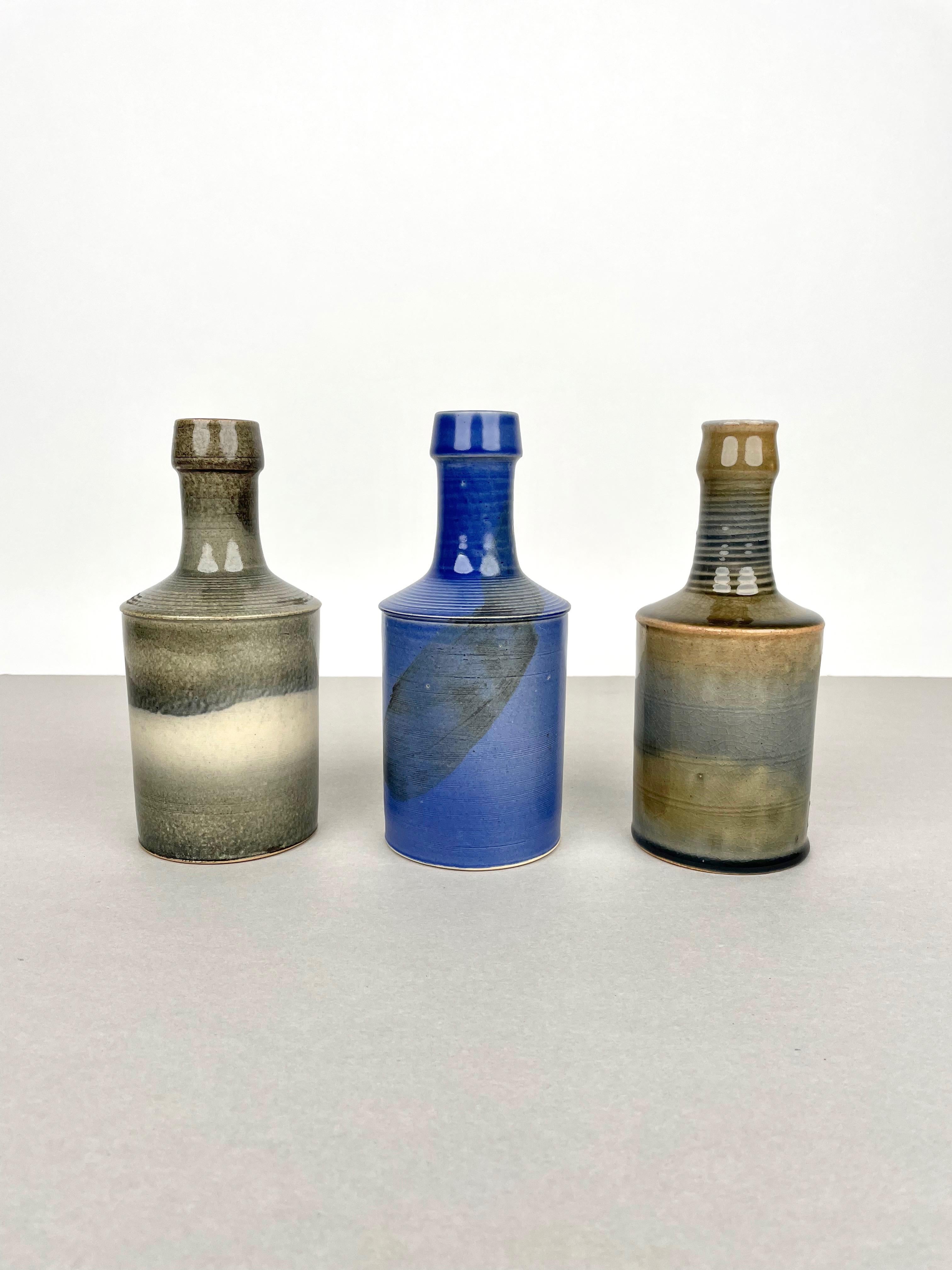 Ensemble de trois vases bouteilles en céramique laquée du designer italien Nanni Valentini pour Franco Bucci / Laboratorio Pesaro. 

Fabriqué en Italie dans les années 1960.