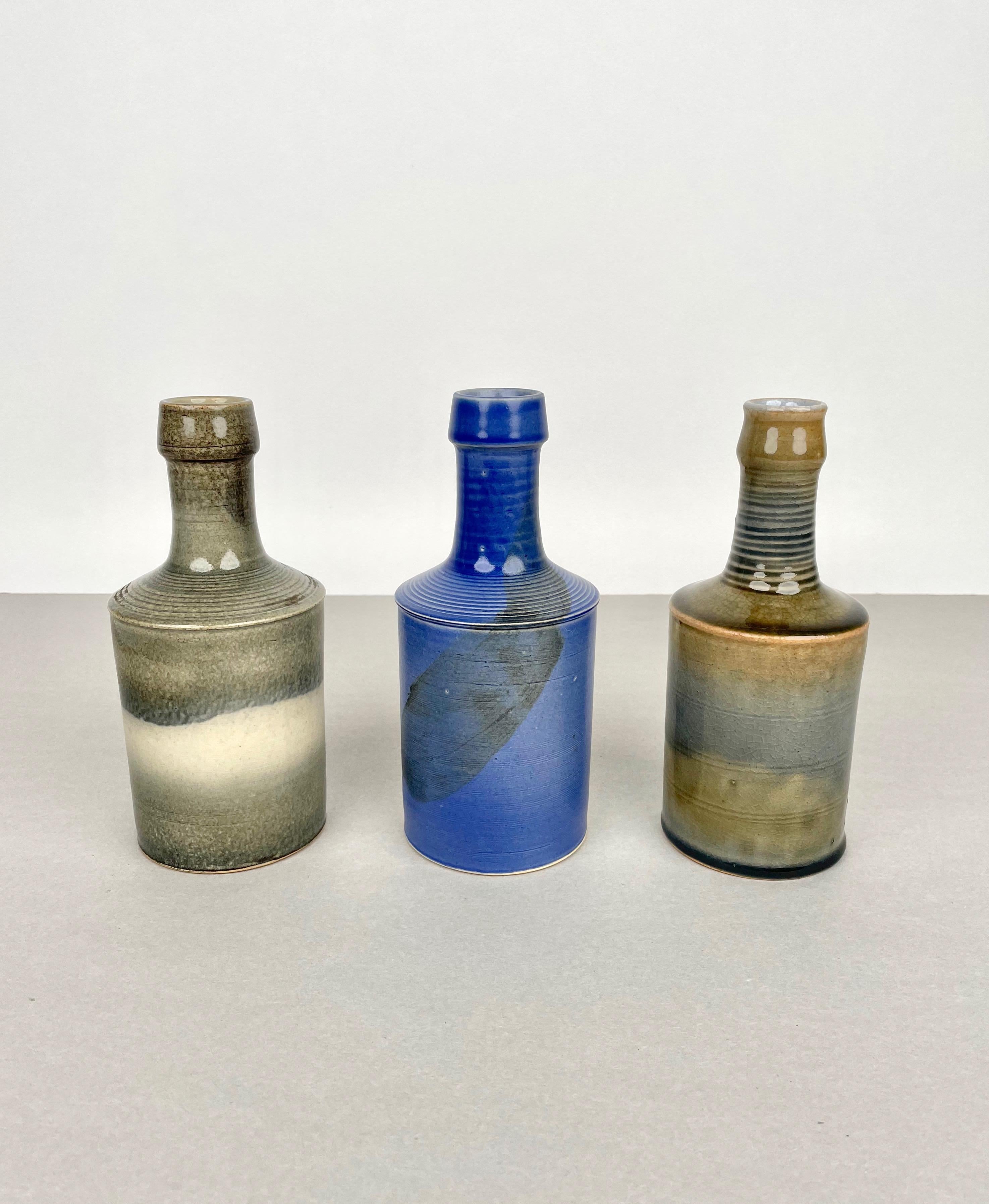 Mid-Century Modern Ensemble de trois vases bouteilles en céramique Nanni Valentini Laboratorio Pesaro, Italie, années 1960 en vente