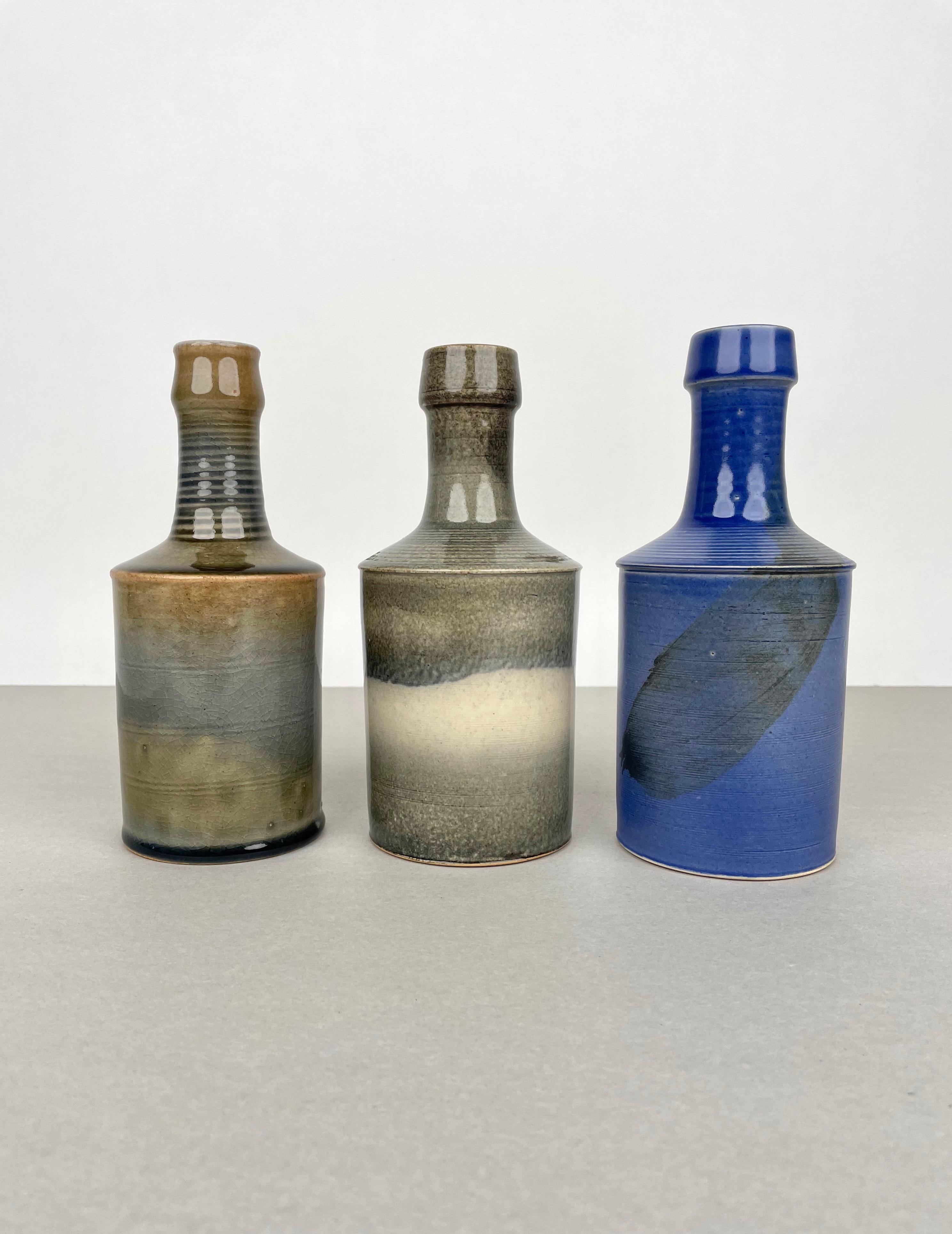 italien Ensemble de trois vases bouteilles en céramique Nanni Valentini Laboratorio Pesaro, Italie, années 1960 en vente