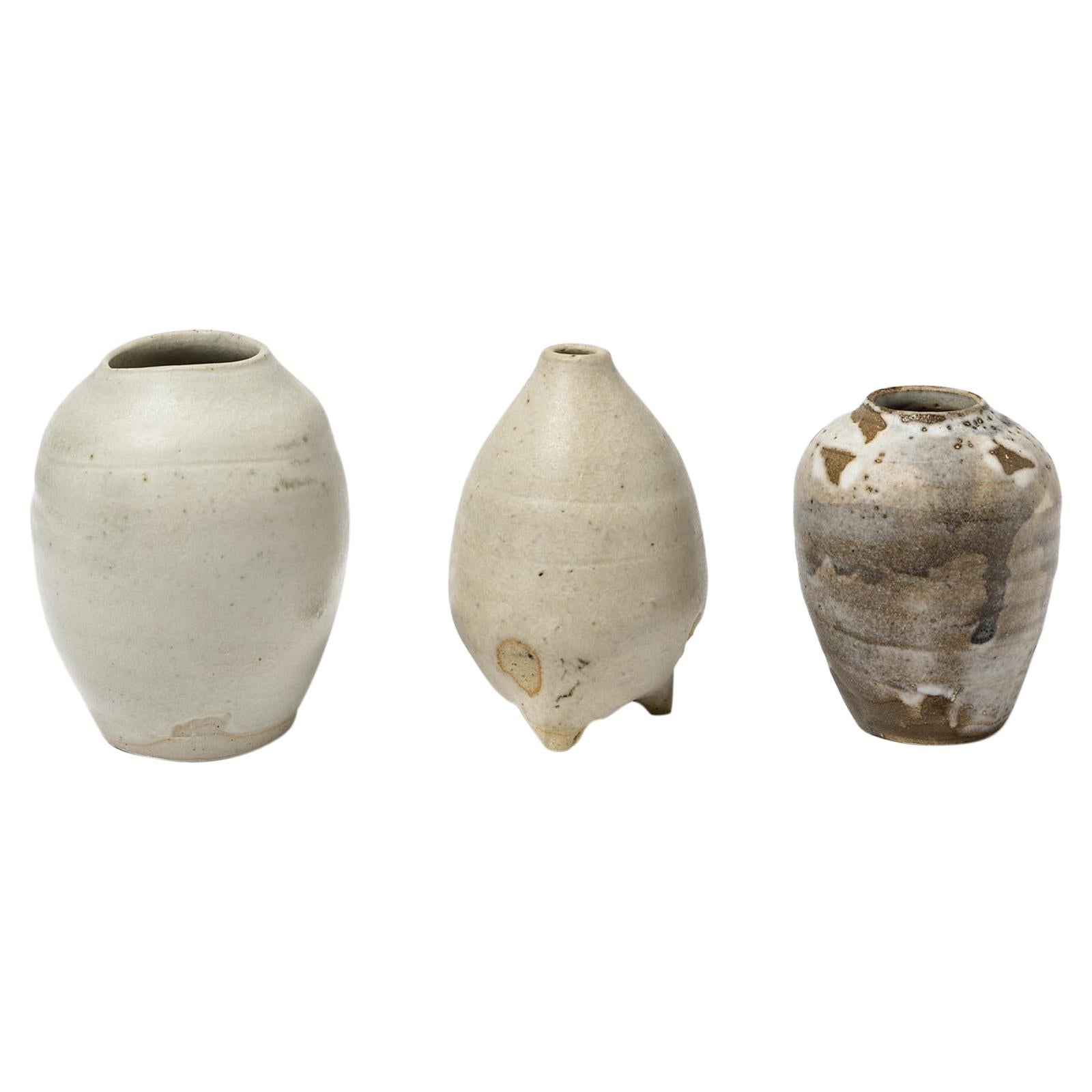 Ensemble de trois vases en céramique blancs et gris par Lukas Richarz, signés French Design