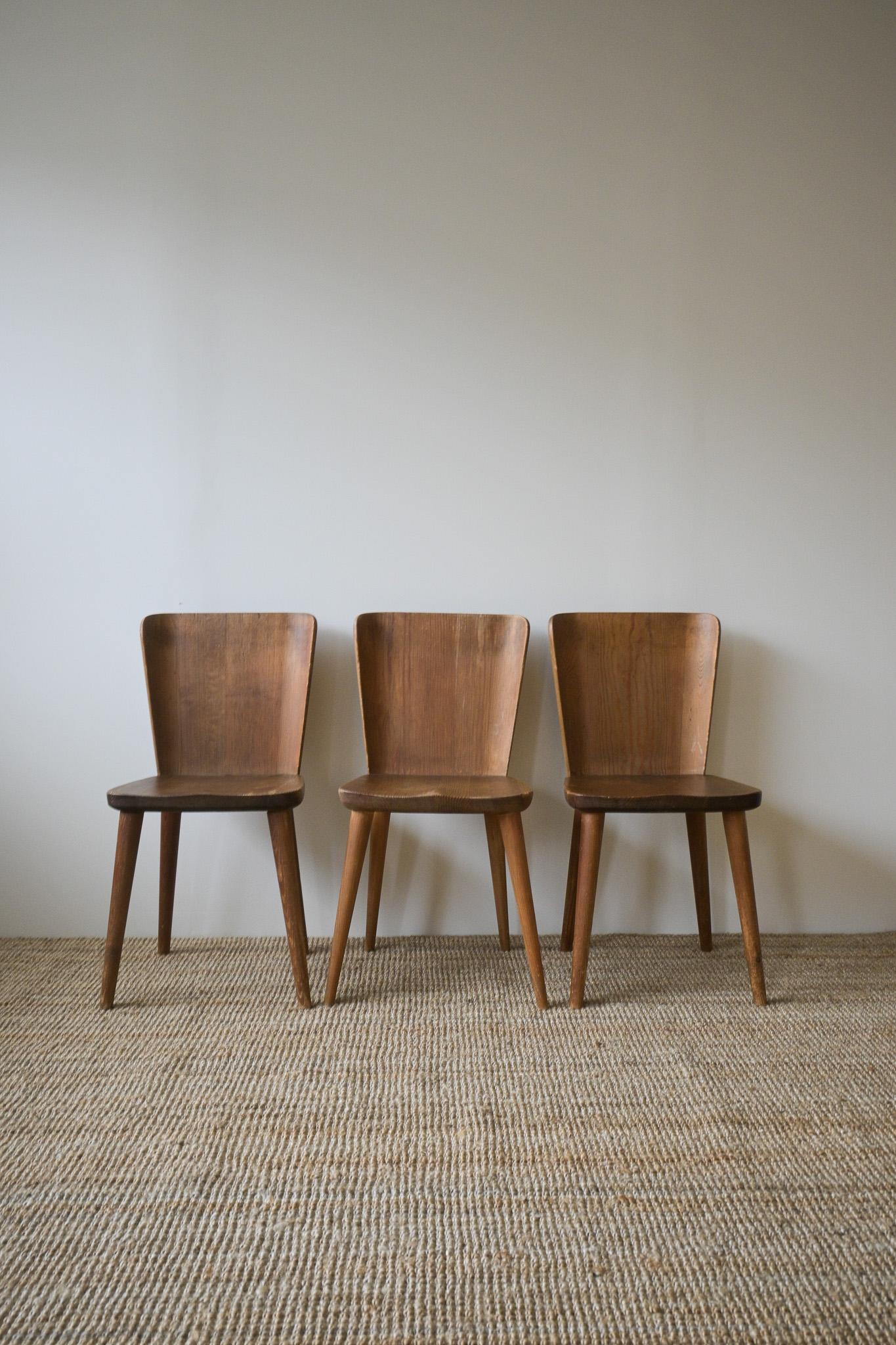20ième siècle Ensemble de trois chaises par Göran Malmvall, Karl Andersson & Söner, ca 1940 Suède en vente