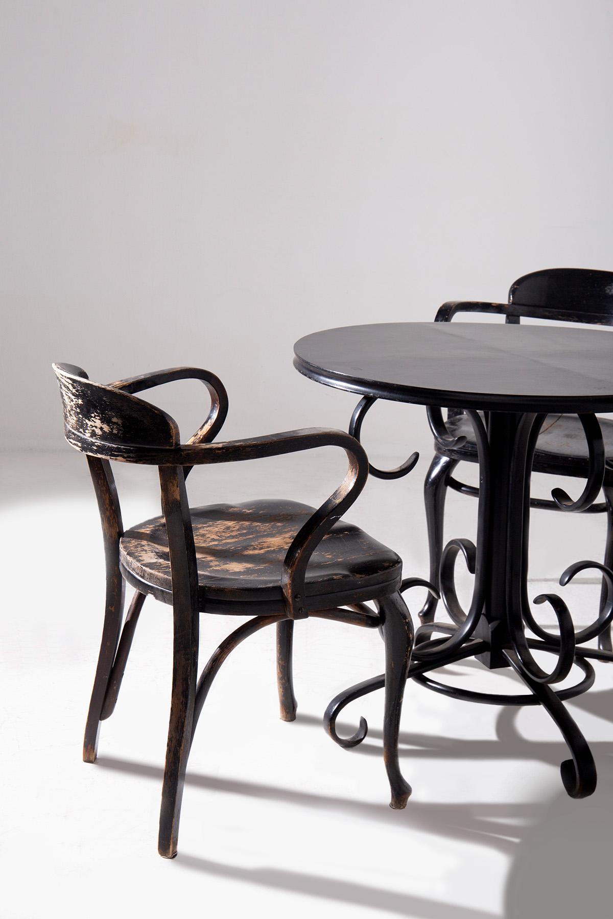 Late 19th Century Ensemble de trois chaises de Michael Thonet et Table Art Déco en vente
