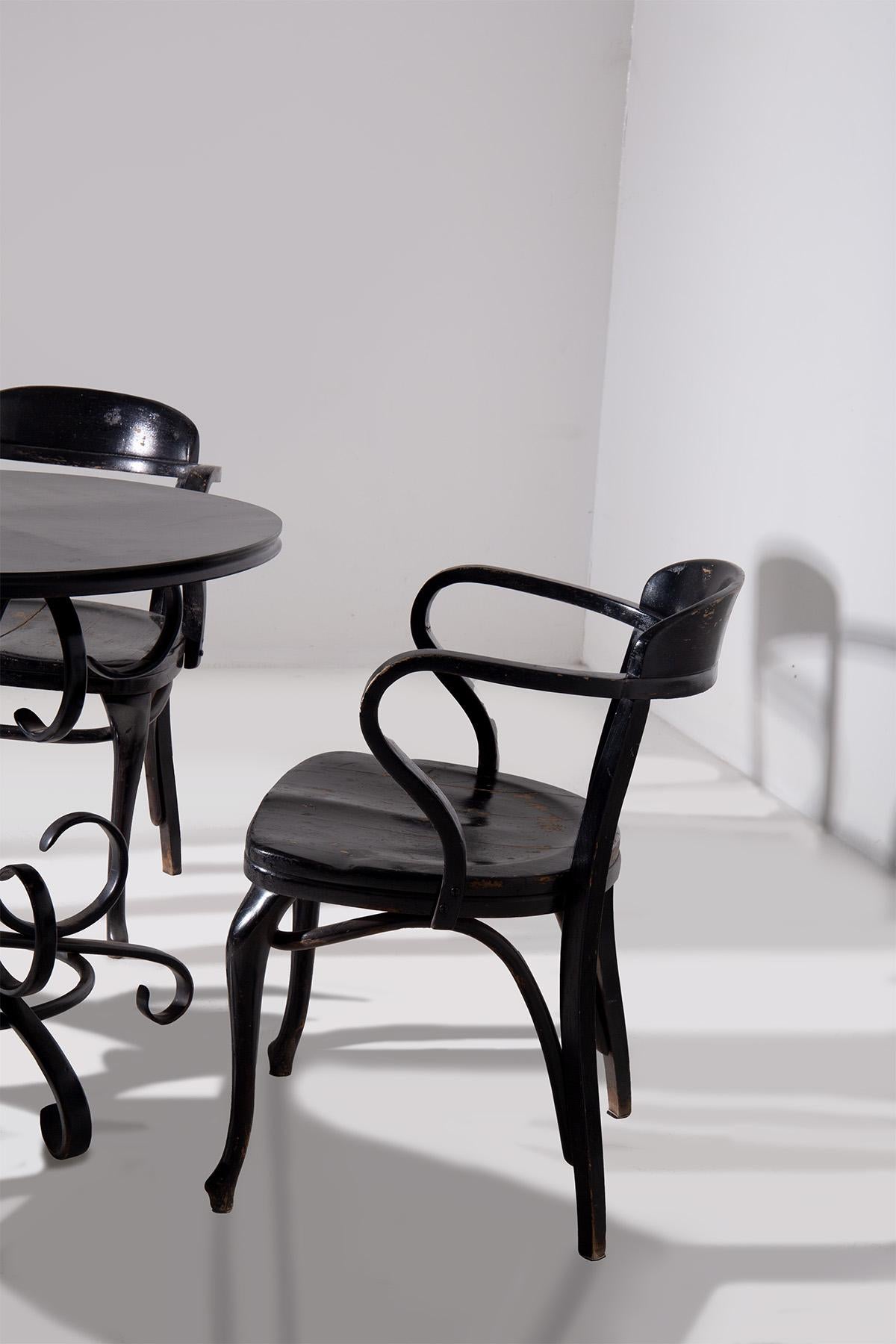 Ensemble de trois chaises de Michael Thonet et Table Art Déco en vente 1