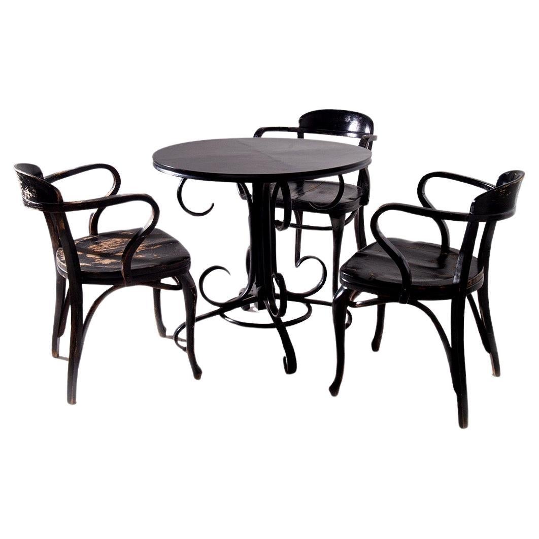 Ensemble de trois chaises de Michael Thonet et Table Art Déco