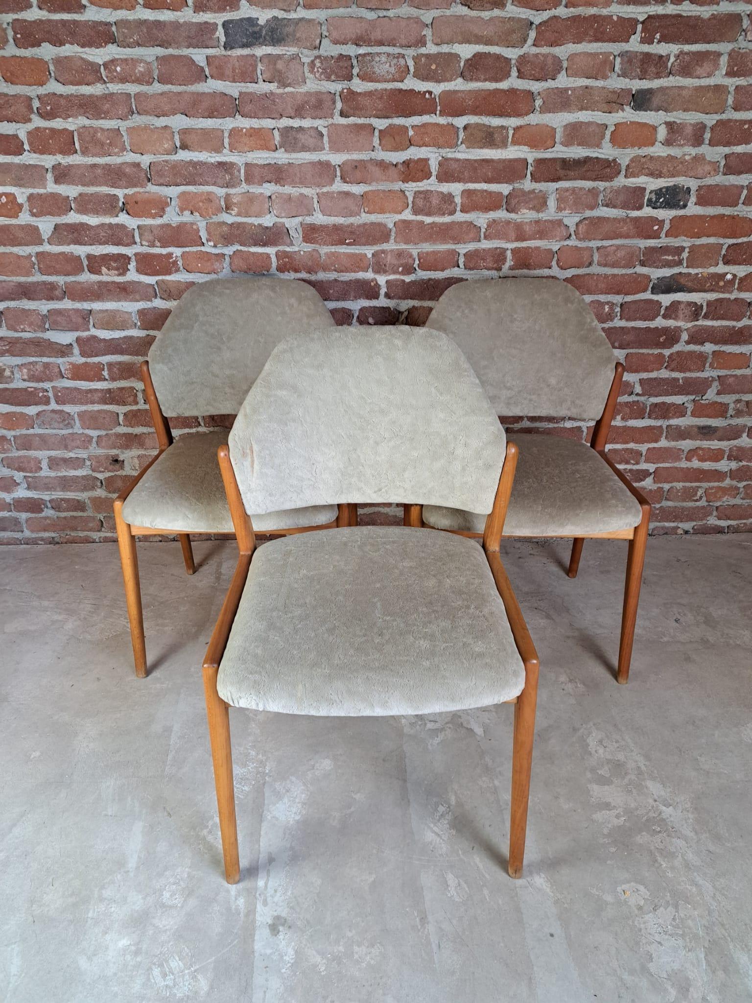 Set di tre sedie in legno di teak, Danimarca, 1960

Informazioni aggiuntive:
Paese di produzione - Danimarca
Periodo di progettazione - 1960
Periodo di produzione - 1960
Stile - Midcentury / Design danese
Materiale - Teak Wood
Colore - Marrone,