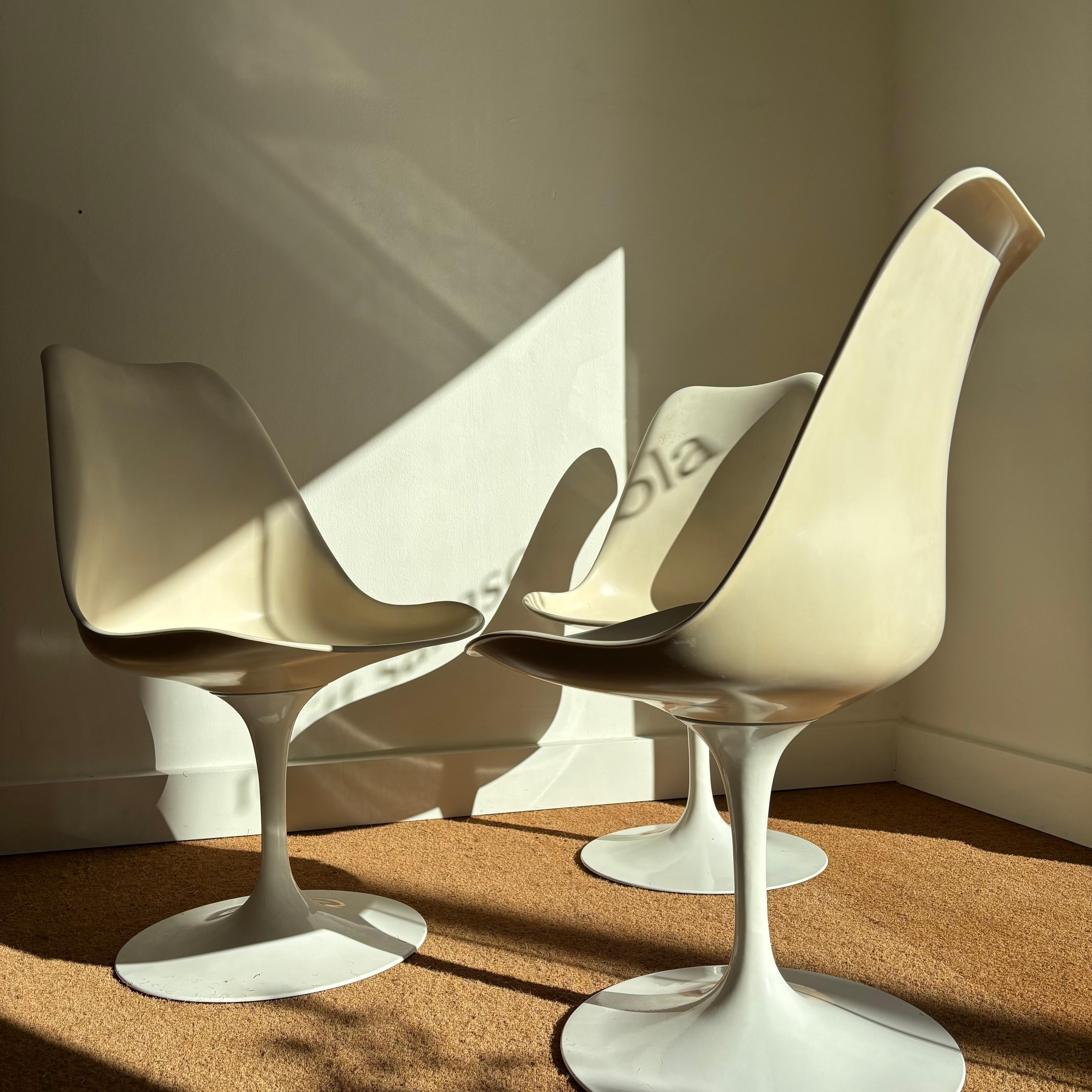 Ensemble de trois chaises modèle 