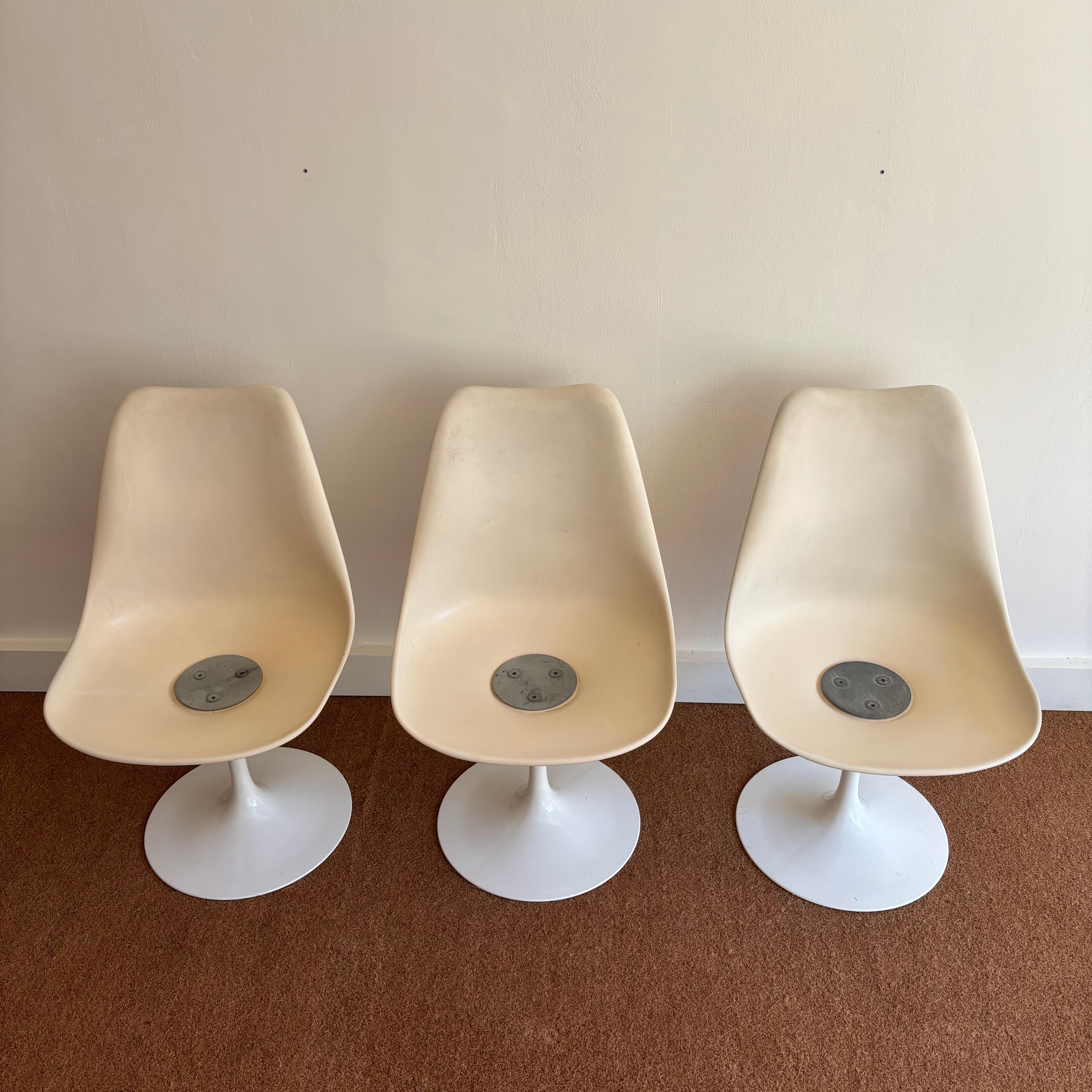 Ensemble de trois chaises modèle 