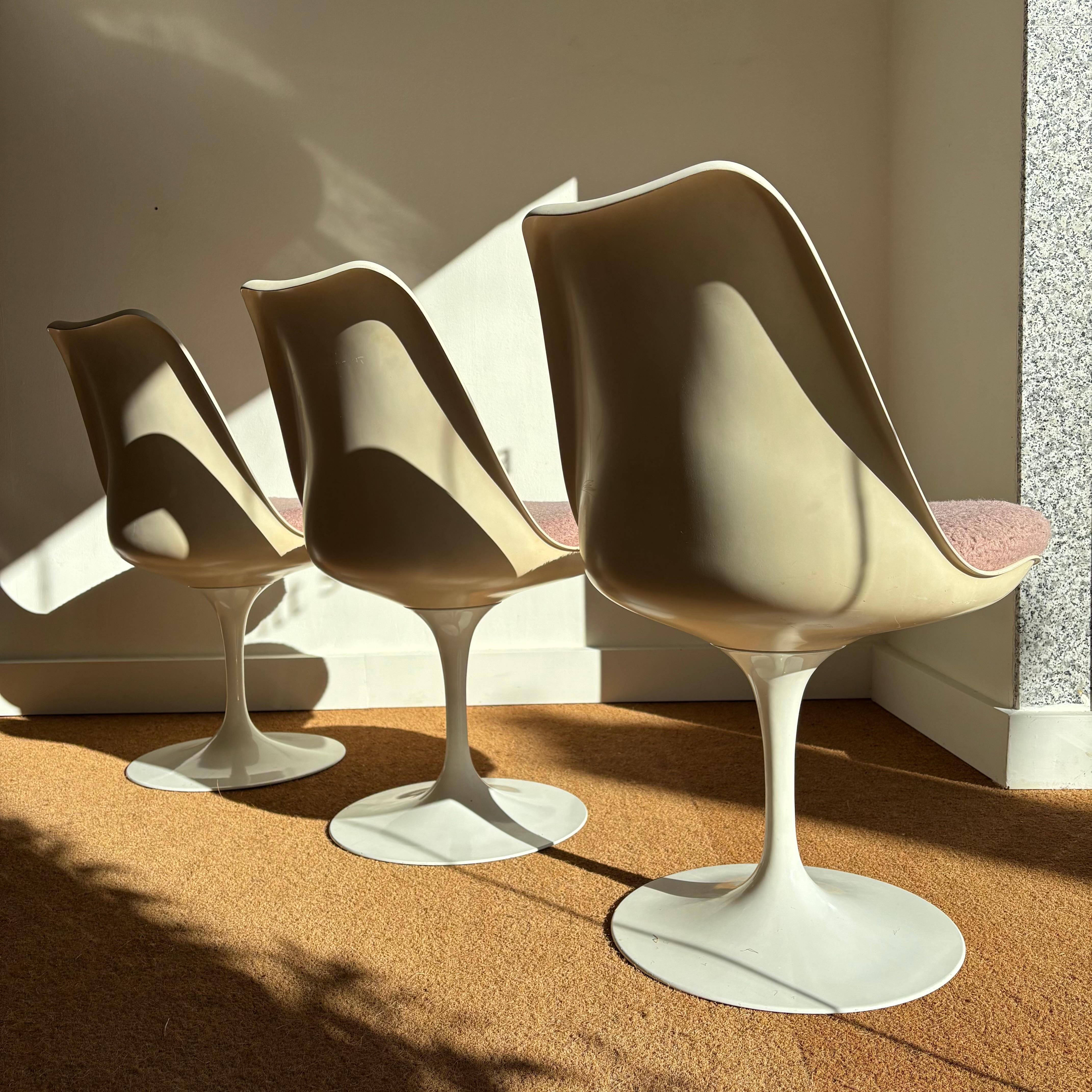 Ensemble de trois chaises modèle 