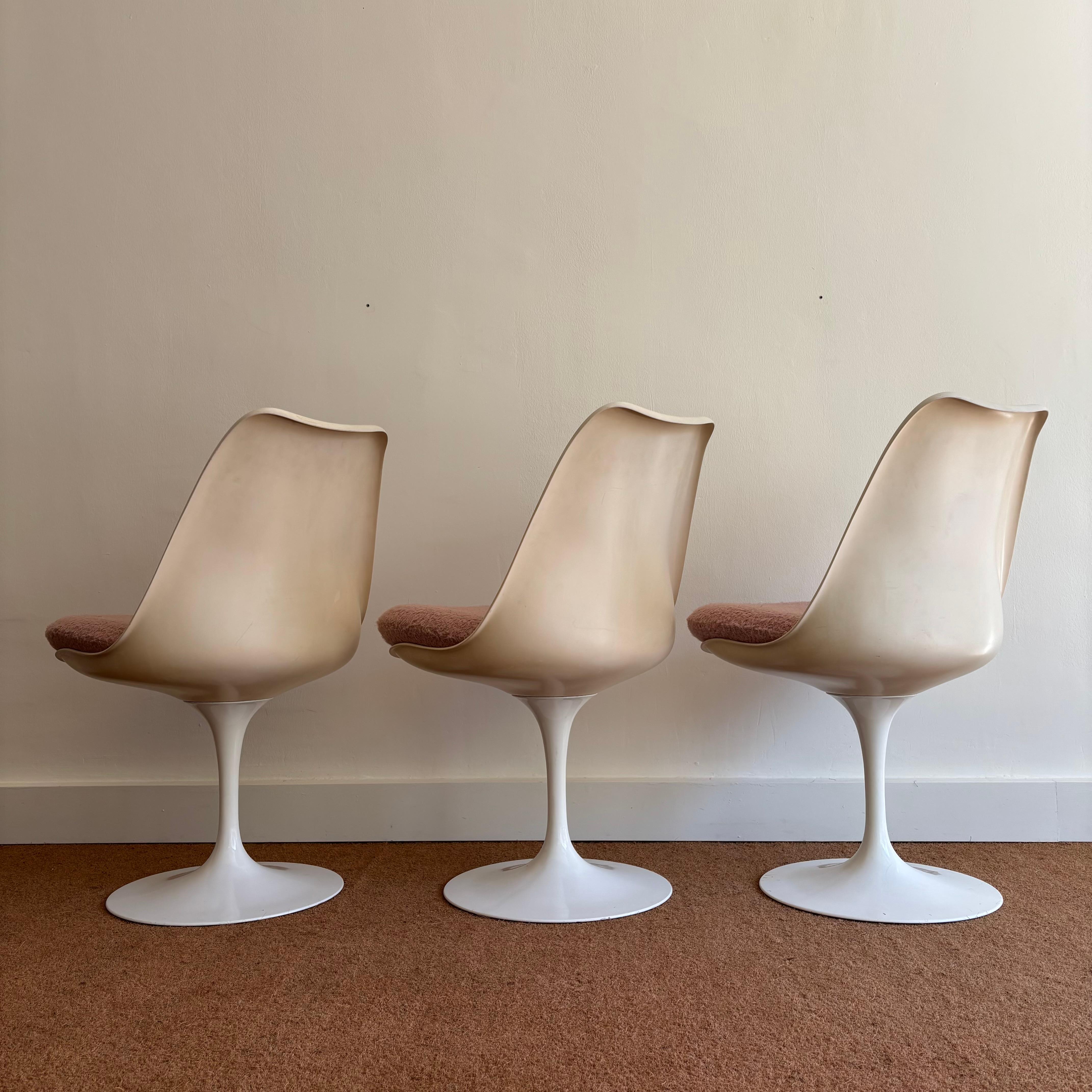 Le prix indiqué est celui du lot de trois. Une quatrième chaise peut être ajoutée. Il appartient au même ensemble. Demandez le prix d'un jeu de quatre si vous êtes intéressé.

Ensemble de trois chaises modèle 
