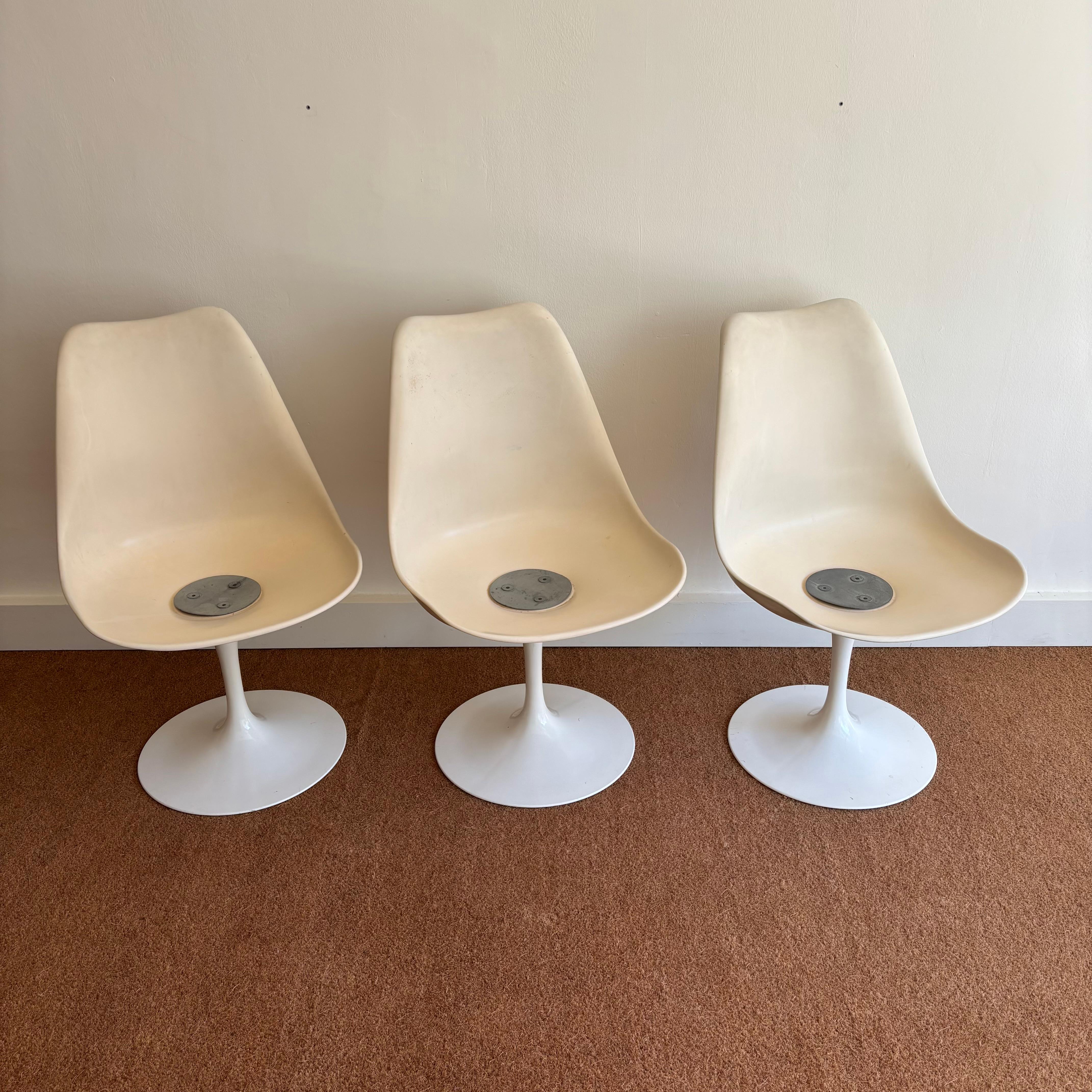 Ensemble de trois chaises modèle 