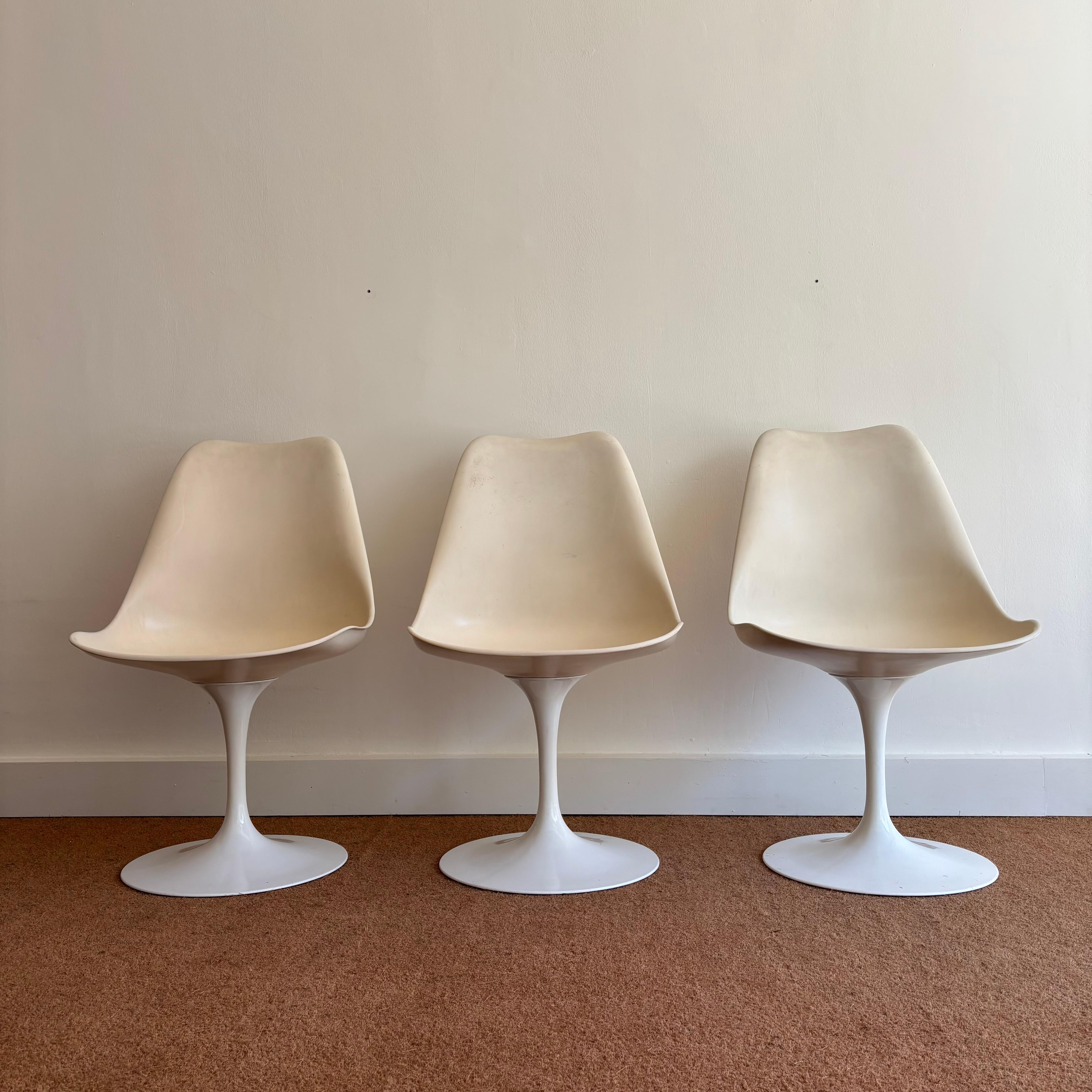 Milieu du XXe siècle Ensemble de trois chaises modèle 
