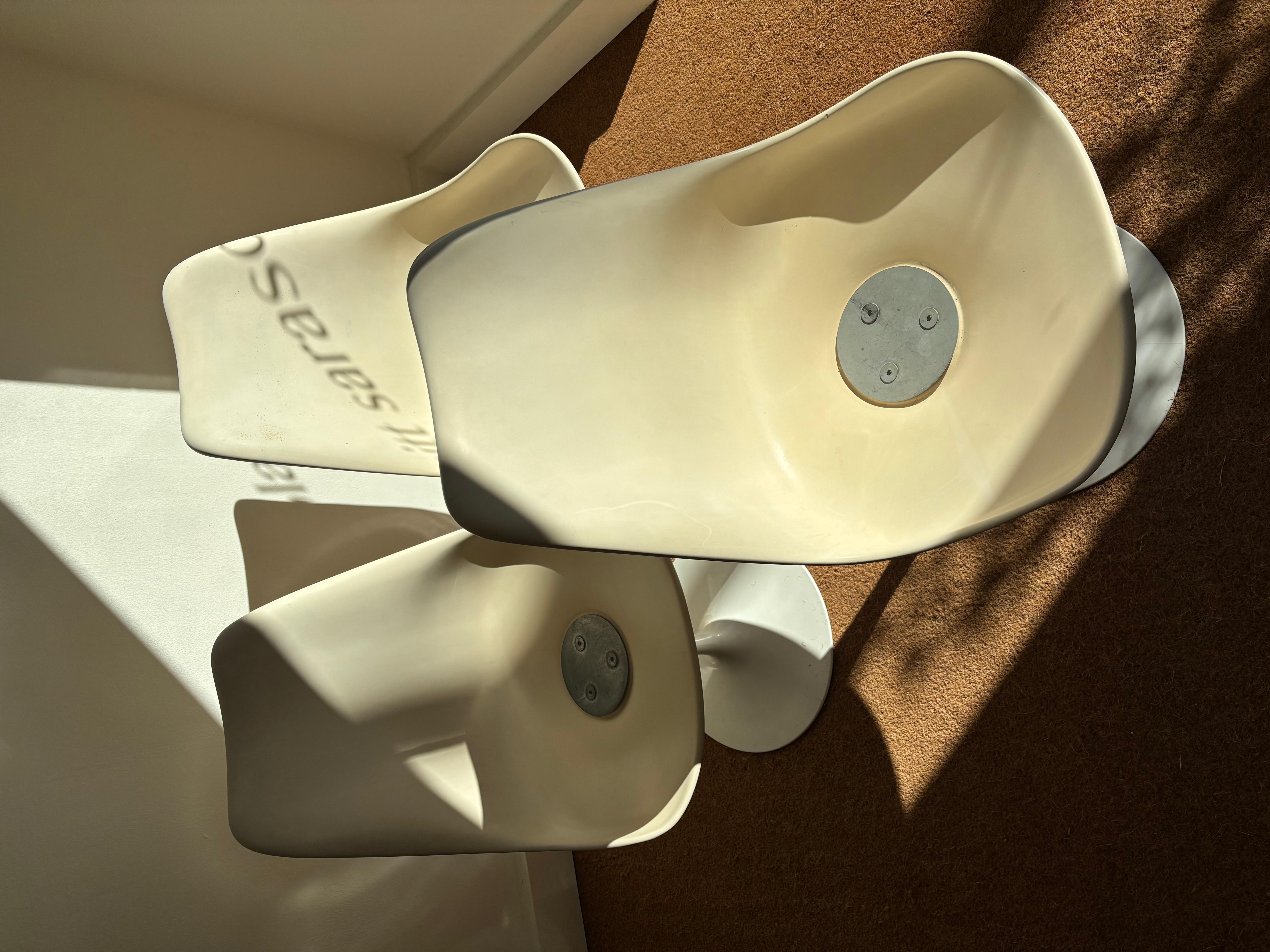 Ensemble de trois chaises modèle 