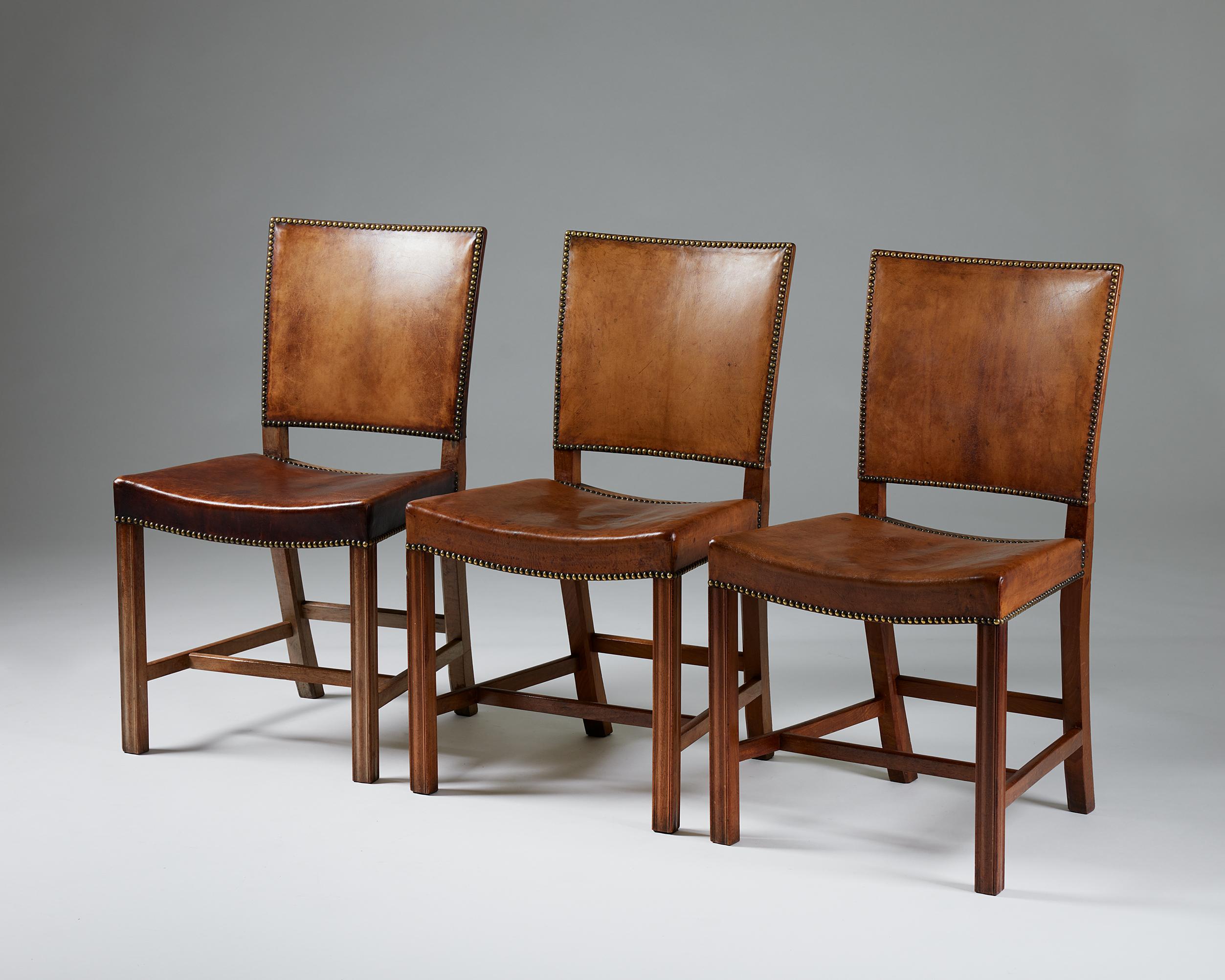 Set of three chairs ‘The Red Chairs’ model 3949 designed by Kaare Klint for Rud. Rasmussen Fabrik,
Denmark, 1928.

Cuban mahogany, Niger leather, upholstery and brass nails.

Marked.

Our set of three ‘The Red Chairs’ model 3949 designed by Kaare