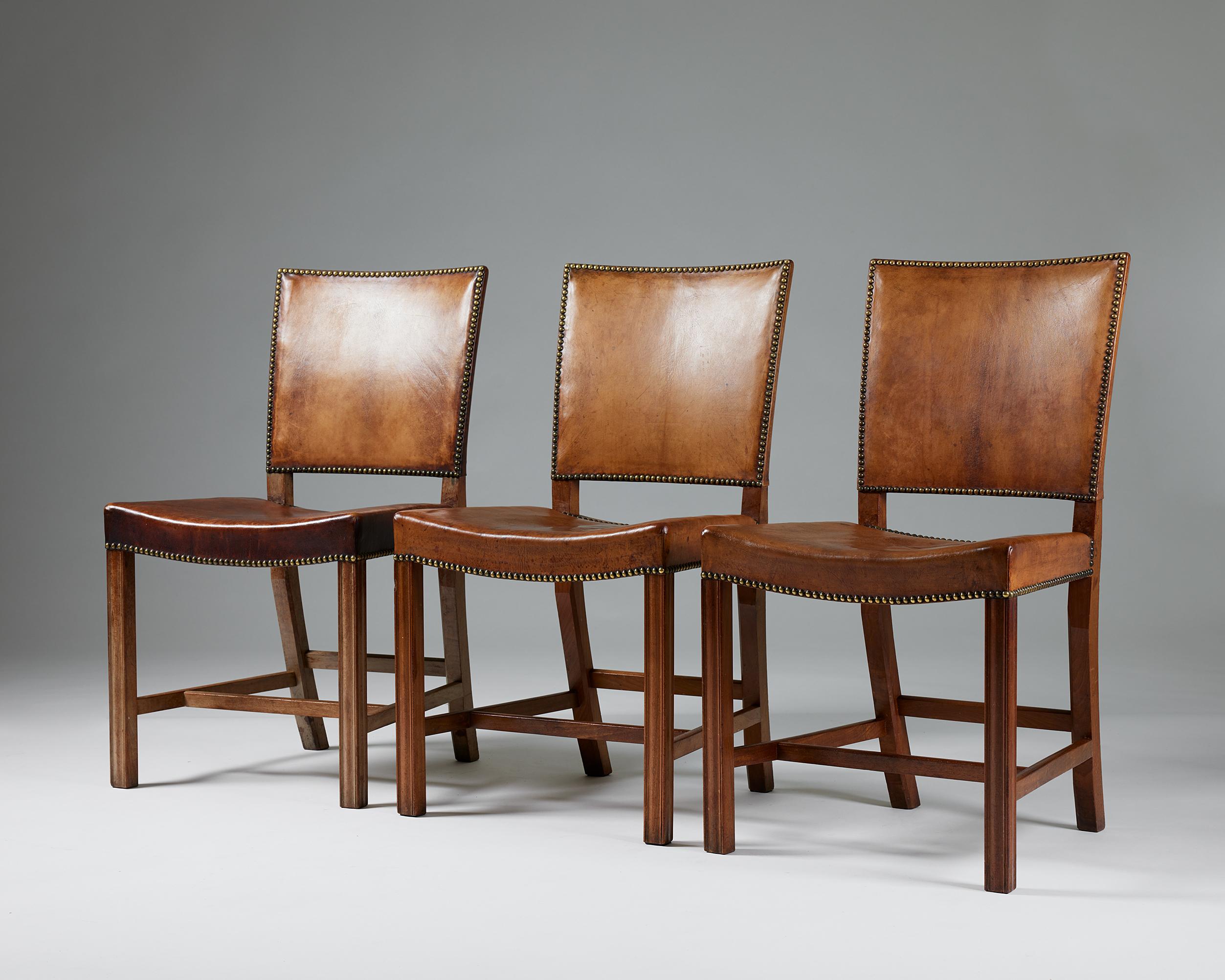 Satz von drei Stühlen 'The Red Chairs' Modell 3949 entworfen von Kaare Klint, Dänemark (Moderne der Mitte des Jahrhunderts) im Angebot