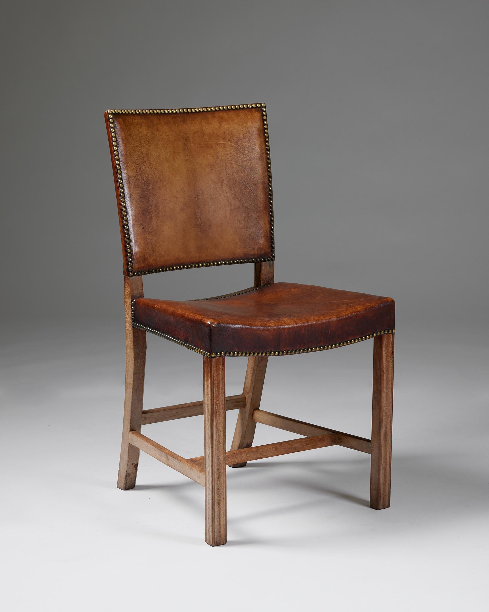 Satz von drei Stühlen 'The Red Chairs' Modell 3949 entworfen von Kaare Klint, Dänemark (Dänisch) im Angebot