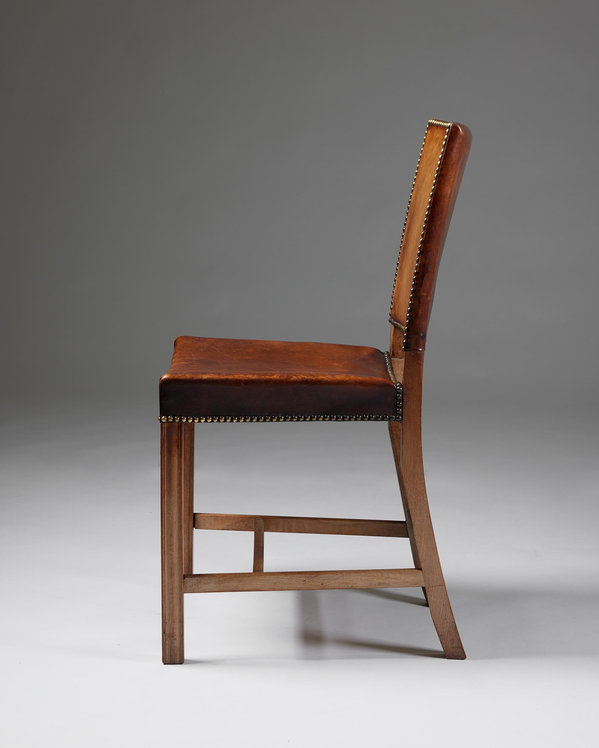 Satz von drei Stühlen 'The Red Chairs' Modell 3949 entworfen von Kaare Klint, Dänemark (20. Jahrhundert) im Angebot