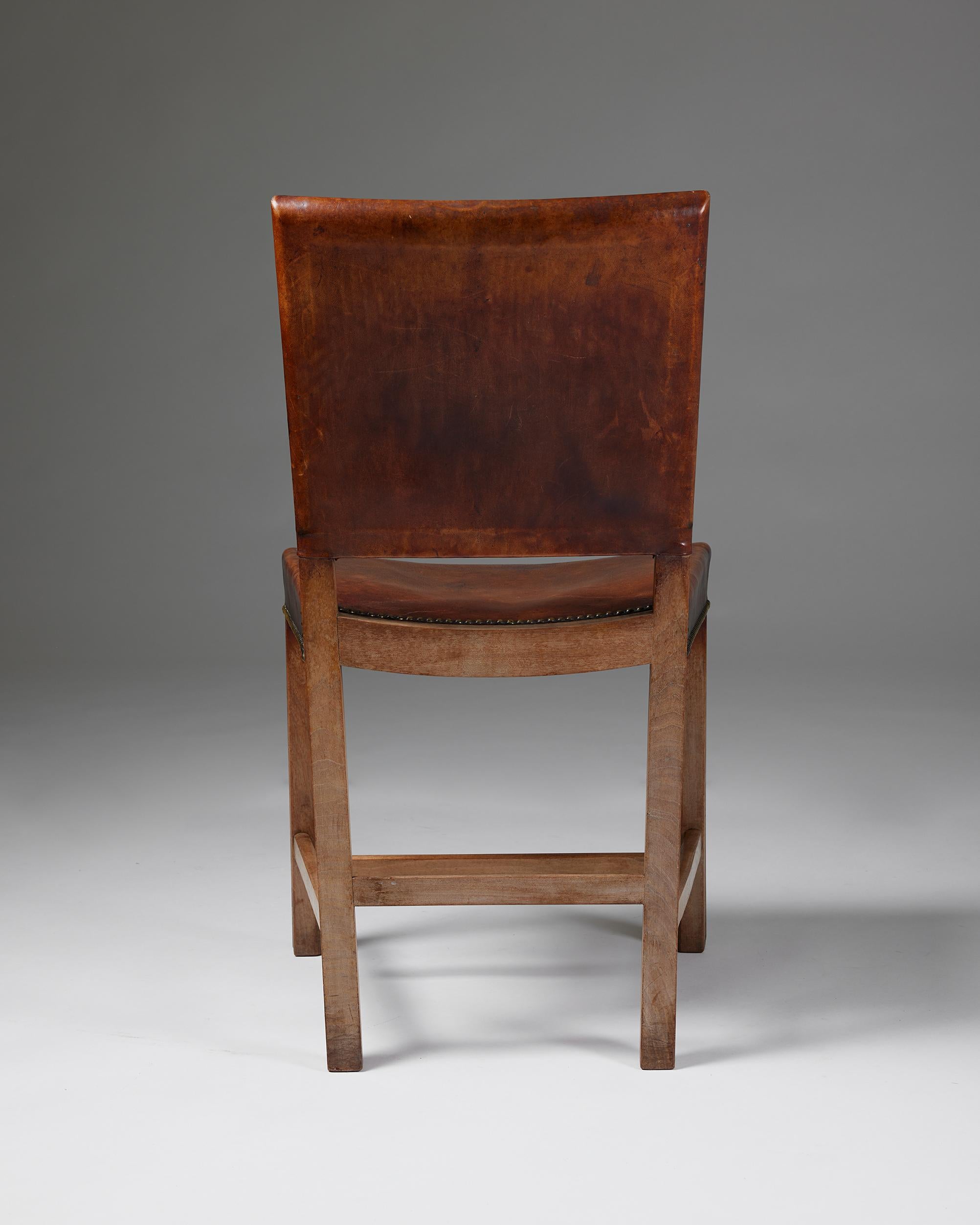 Satz von drei Stühlen 'The Red Chairs' Modell 3949 entworfen von Kaare Klint, Dänemark (Messing) im Angebot