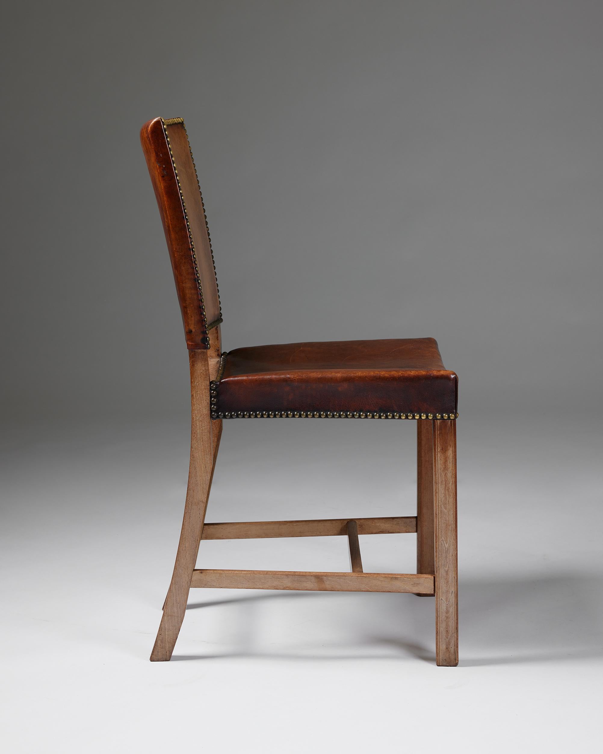 Satz von drei Stühlen 'The Red Chairs' Modell 3949 entworfen von Kaare Klint, Dänemark im Angebot 1