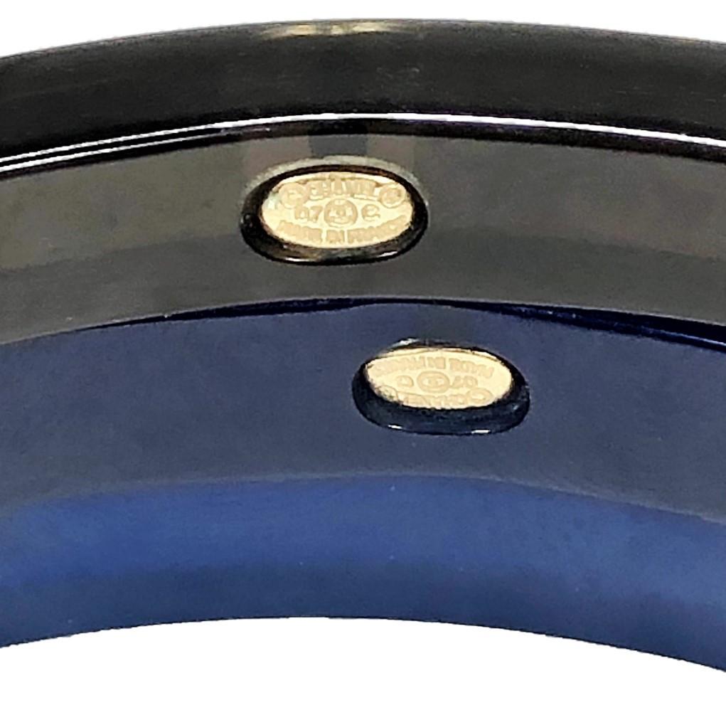 Lot de trois bracelets Chanel - bleu, bleu foncé et noir avec logo CC doré en vente 1