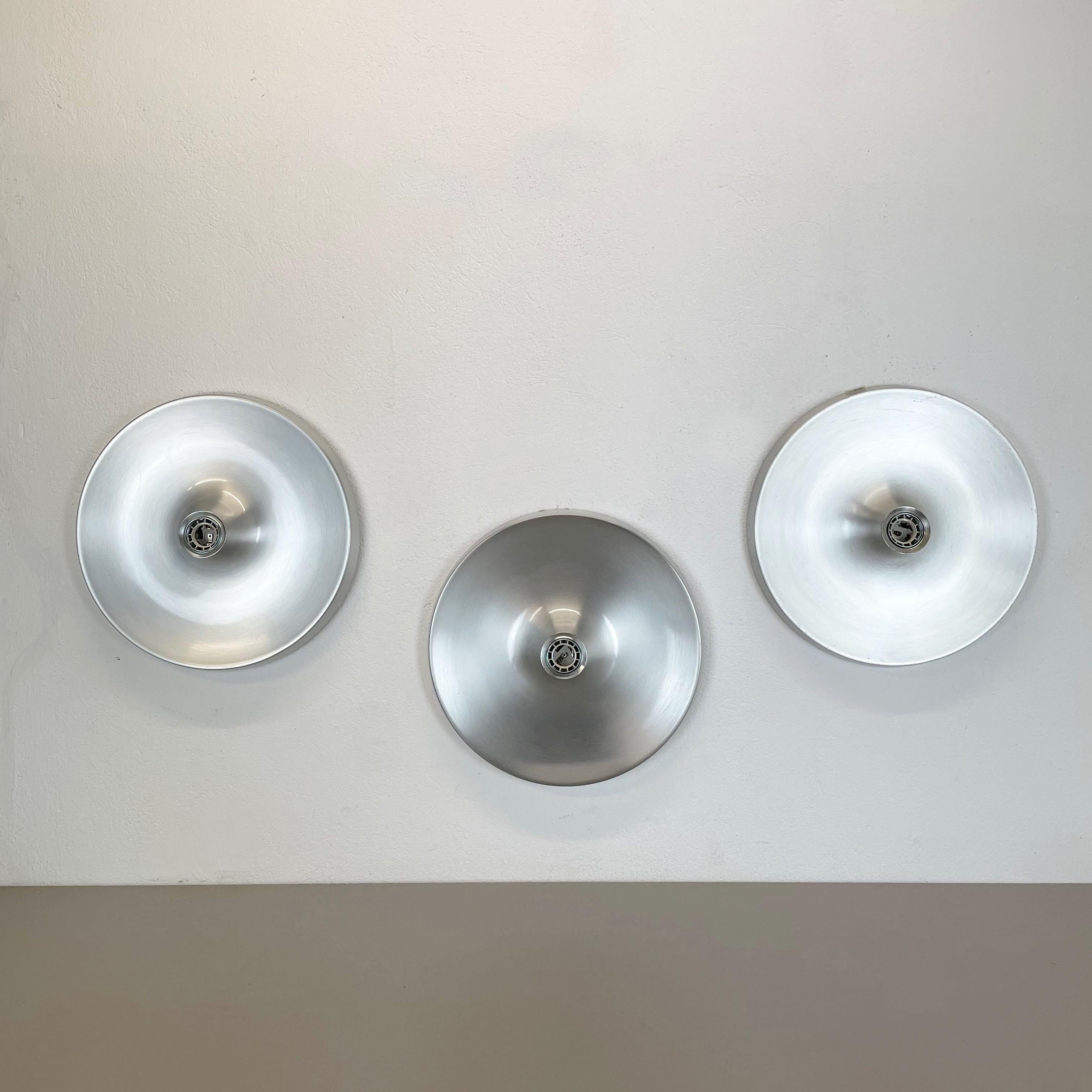 Article:

Set of three wall light sconces



Origin:

Germany


Producer:

Honsel



Age:

1960s


Set of two original 1960s modernist German wall light made of solid metal aluminium. All lights are in the original state with