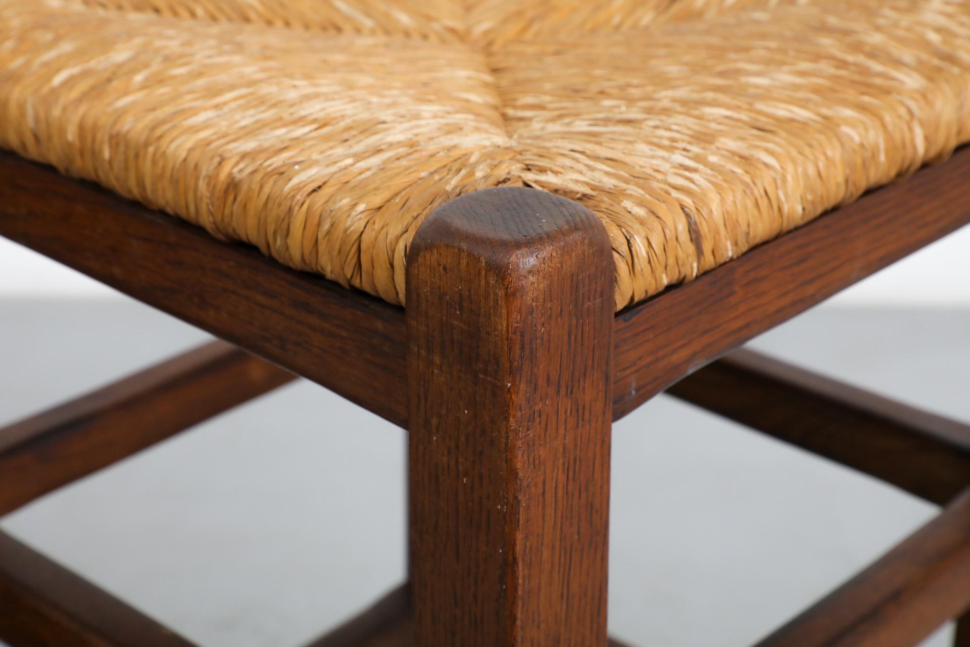 Set di tre sgabelli da bar in stile Charlotte Perriand in Oak e giunco tinto scuro in vendita 2