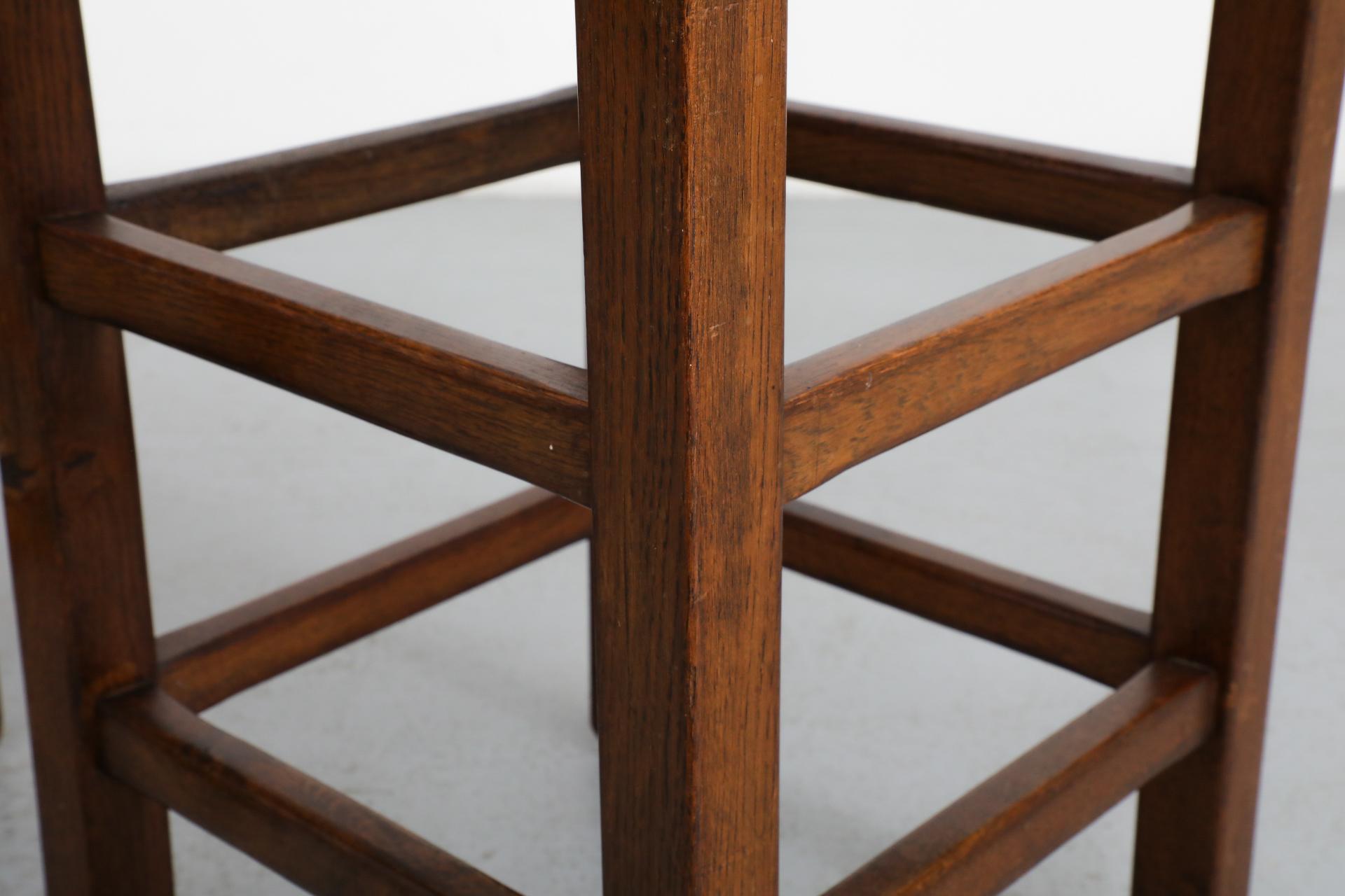 Set di tre sgabelli da bar in stile Charlotte Perriand in Oak e giunco tinto scuro in vendita 3