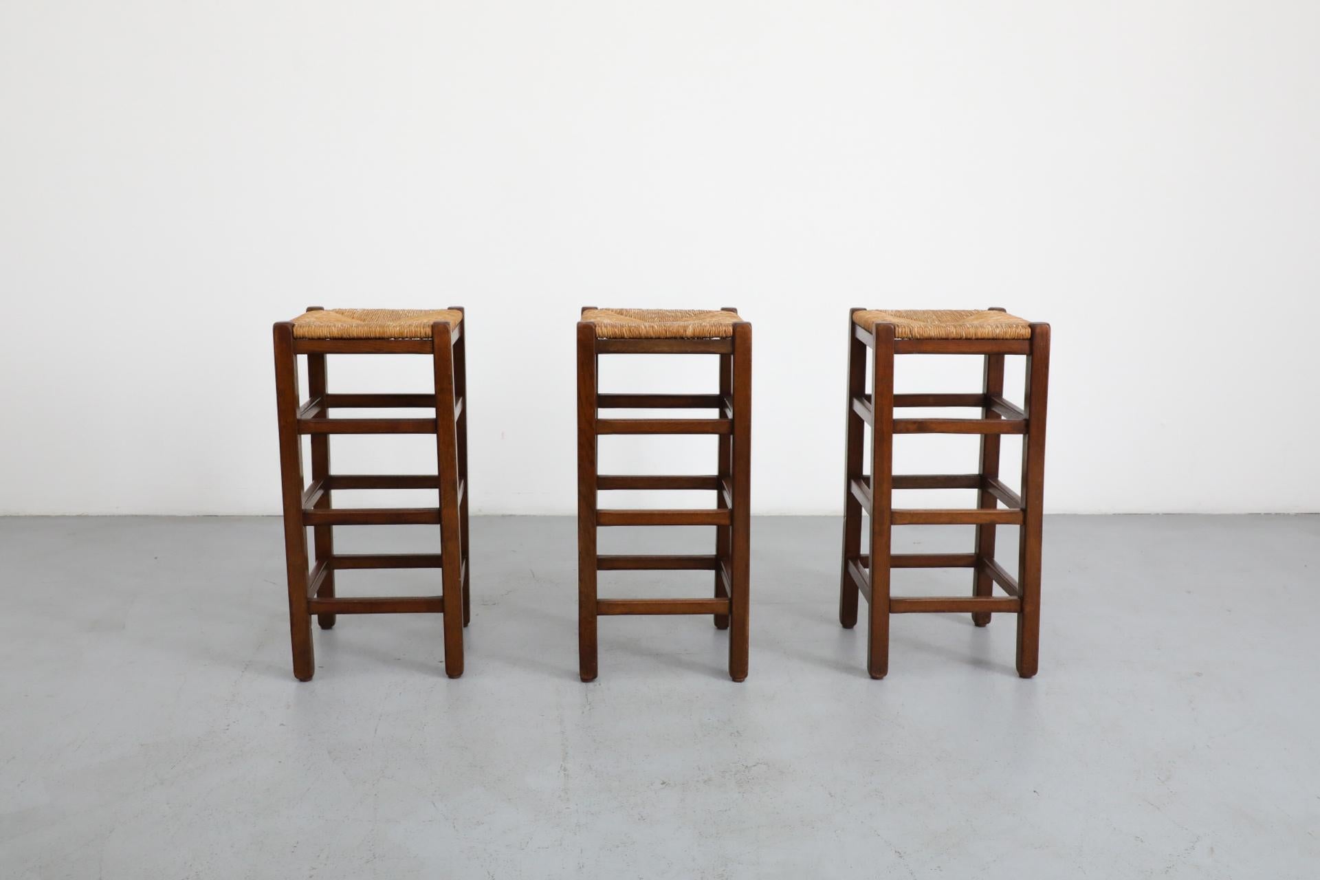 Mid-Century moderno Set di tre sgabelli da bar in stile Charlotte Perriand in Oak e giunco tinto scuro in vendita