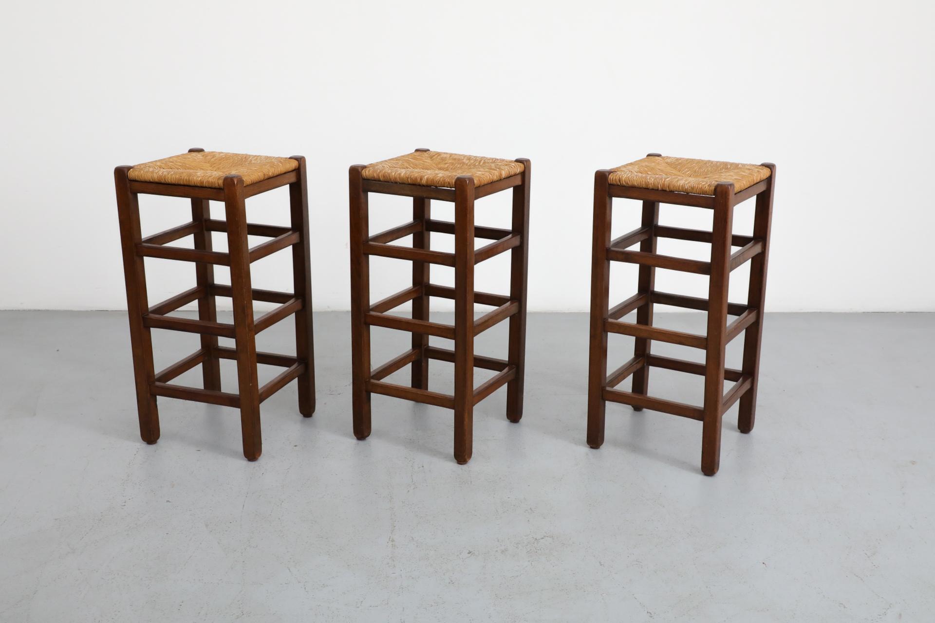 Olandese Set di tre sgabelli da bar in stile Charlotte Perriand in Oak e giunco tinto scuro in vendita