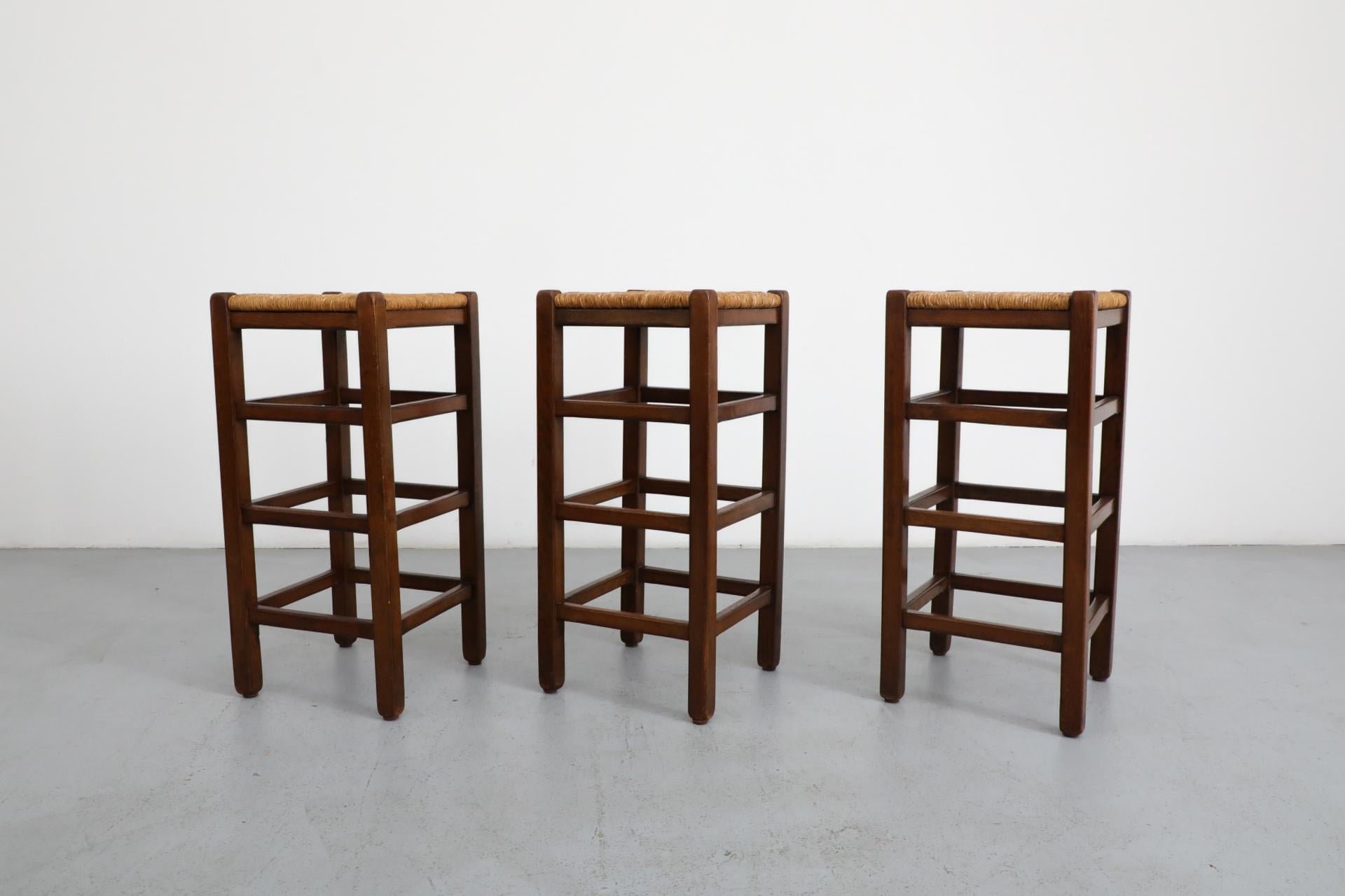 Mordenzato Set di tre sgabelli da bar in stile Charlotte Perriand in Oak e giunco tinto scuro in vendita