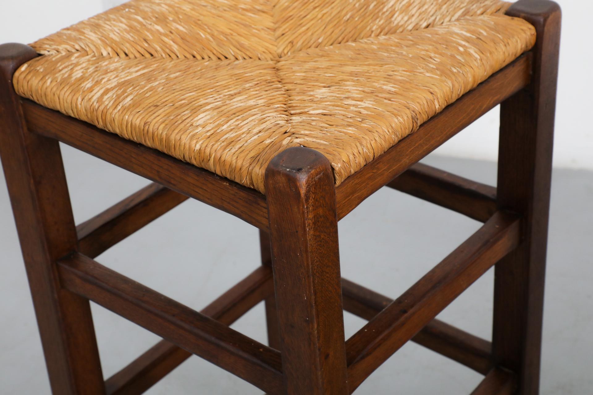 XX secolo Set di tre sgabelli da bar in stile Charlotte Perriand in Oak e giunco tinto scuro in vendita