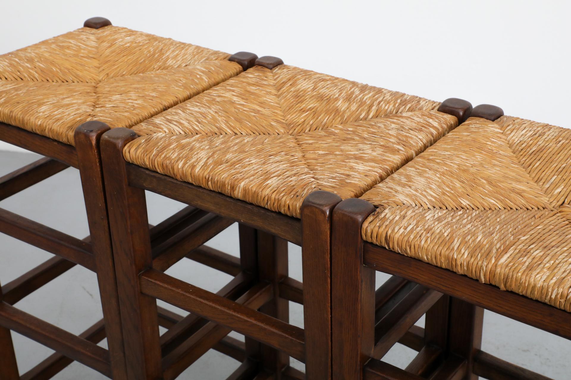 Giunco Set di tre sgabelli da bar in stile Charlotte Perriand in Oak e giunco tinto scuro in vendita